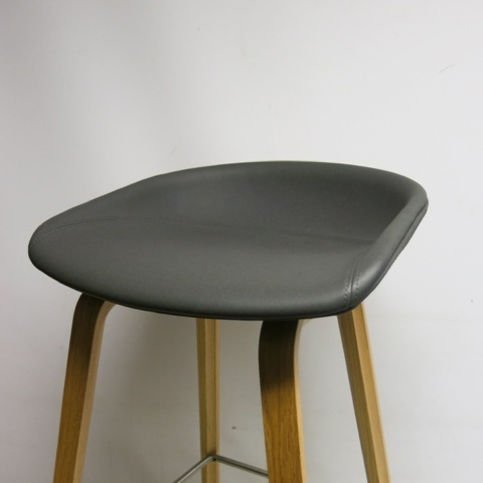 Designer 'Hay' About A Stool Model AAS32 High Stool in Matt Lacquered Oak & Charcoal Grey Padded - Bild 2 aus 5