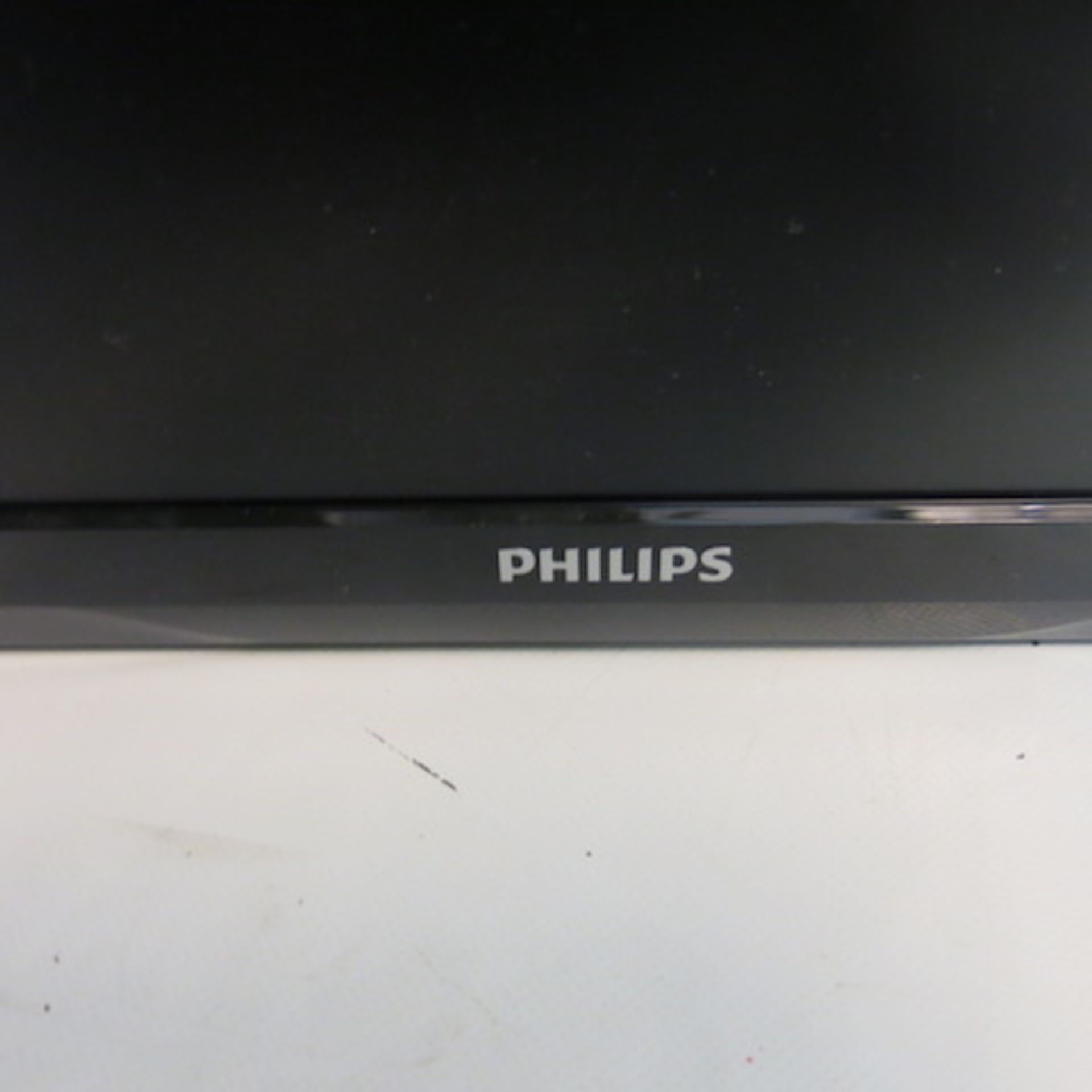 1 x Philips 24" & 1 x LG 23" TFT Monitors with Power & AV Cables - Image 4 of 4