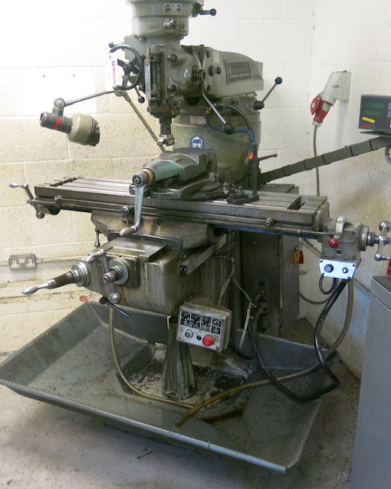 Bridgeport Universal Milling Machine, 42" x 9" Table, S/N 418870486W. Complete with Machine Vice, - Image 9 of 15