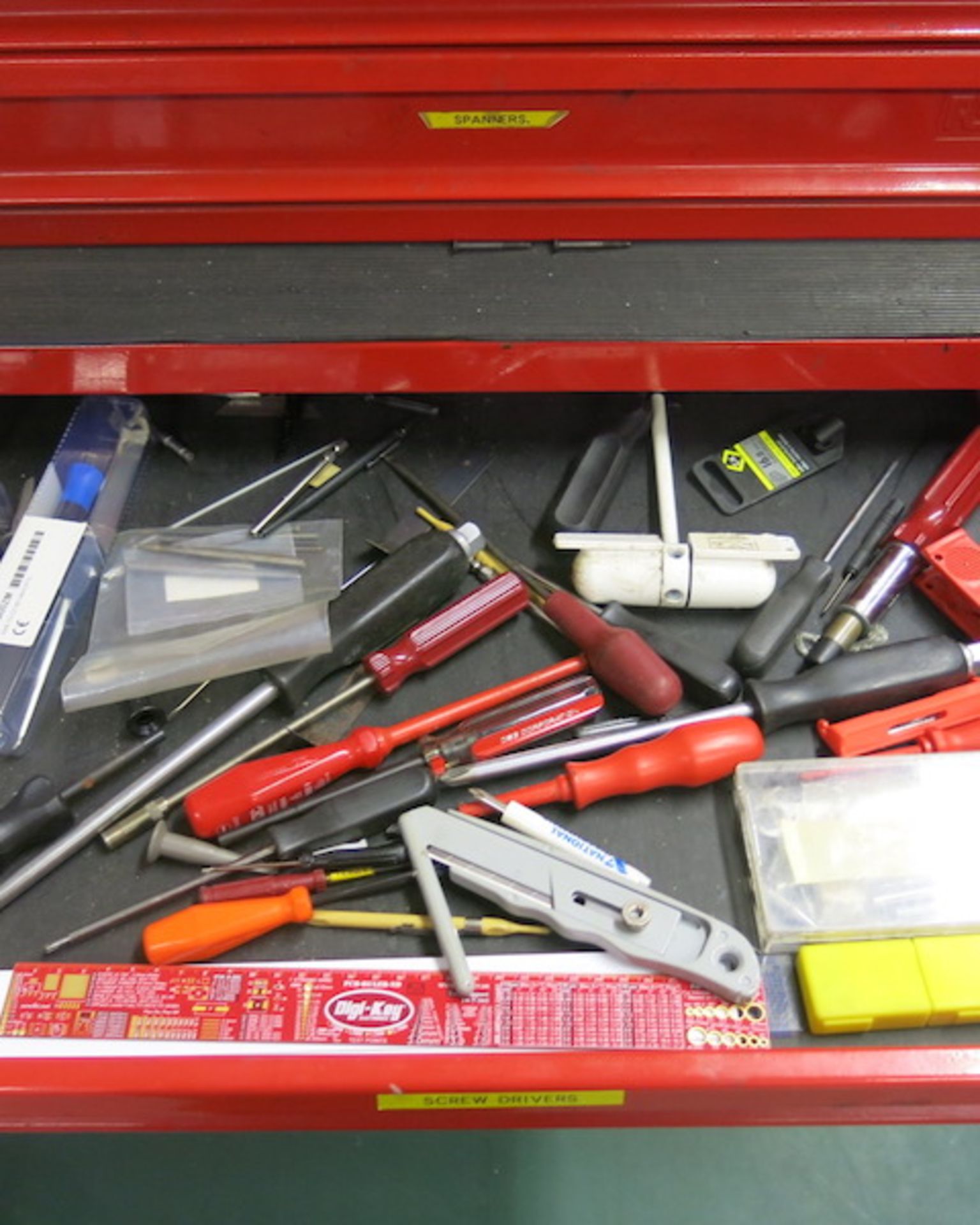 Mobile Mechanics Style 6 Drawer Tool Cabinet with 10 Drawer Cabinet on Top. Complete with Tools & - Image 8 of 20