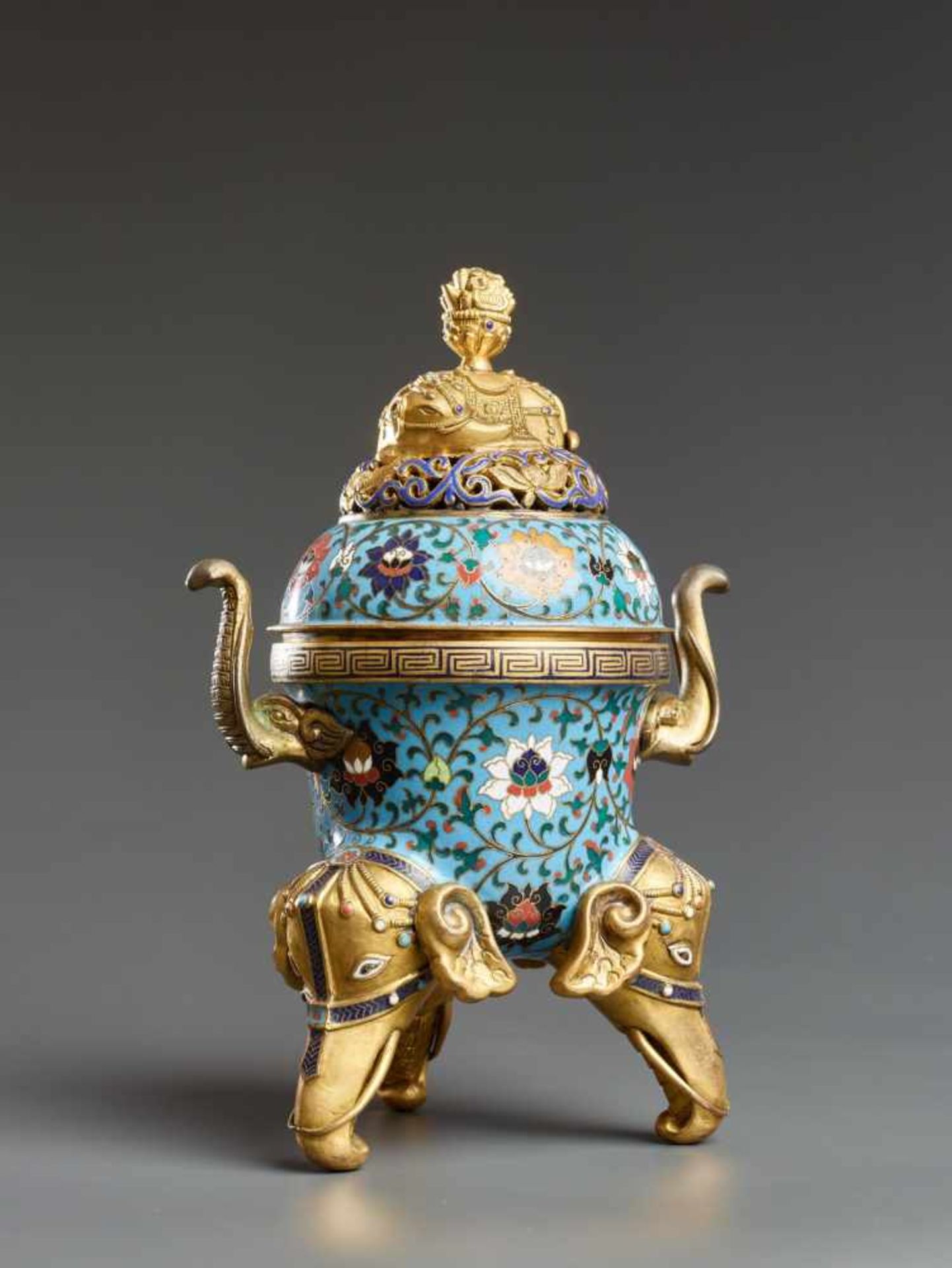 THREE-LEGGED INCENSE VESSEL WITH ELEPHANTS Enamel cloisonné with gilding. China, Qing Dynasty, - Bild 2 aus 9