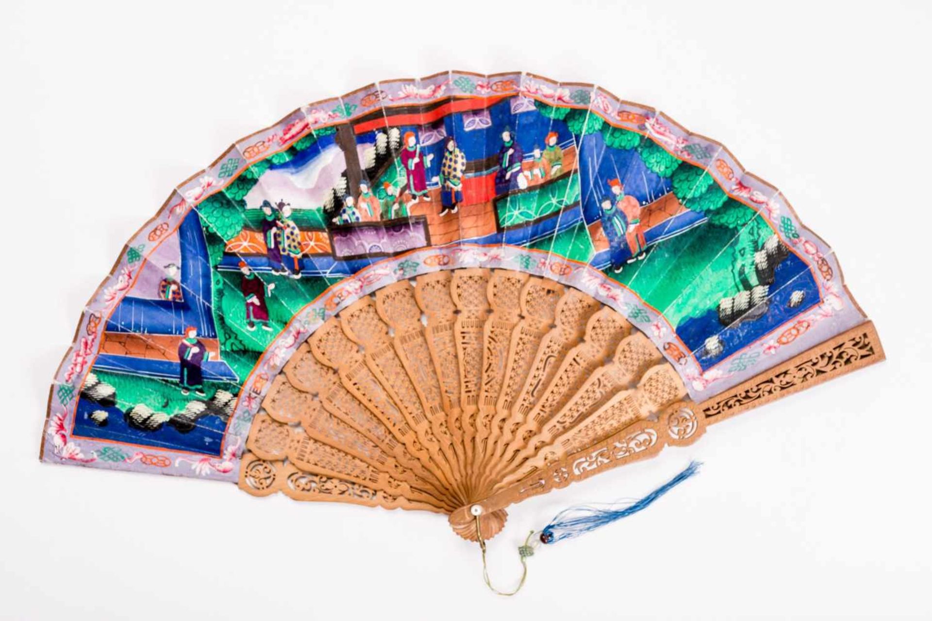 MANDARINE FOLDING FAN WITH FIGURATIVE SCENES Gouache, silk, ivory, wood. China, late Qing Dynasty ( - Bild 2 aus 3