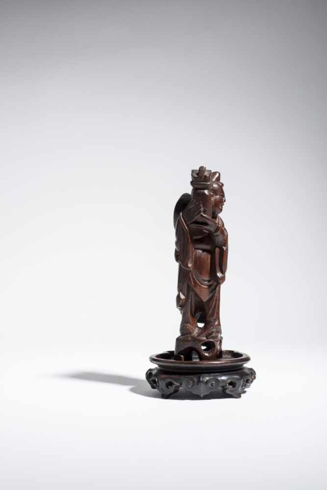 SMALL FIGURINE OF AN IMMORTAL Wood. China, 19th – 20th cent. Possibly one of the “boys of luck”, - Image 3 of 5