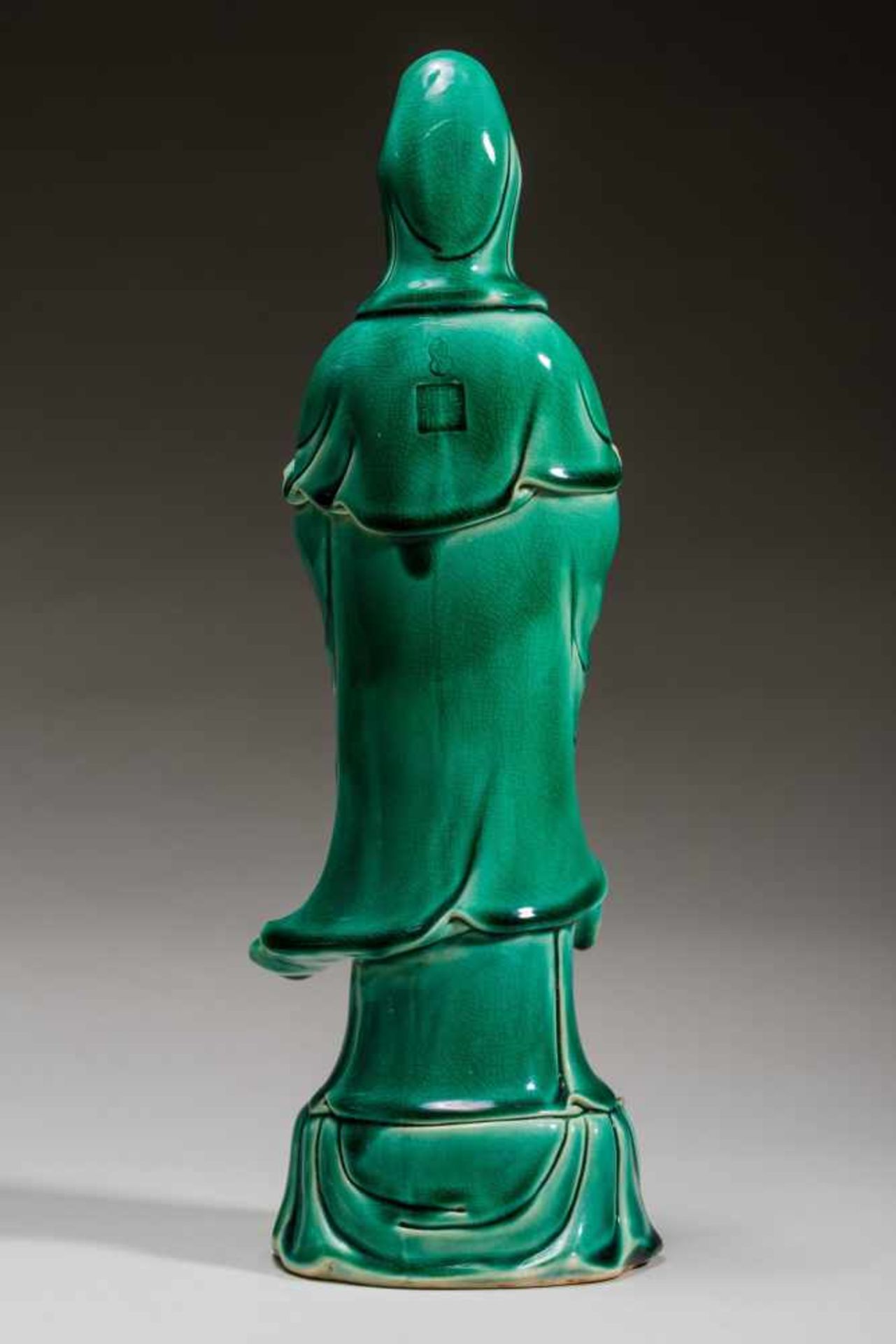 THE STANDING GODDESS GUANYIN Porcelain. China, The goddess Guanyin standing up straight atop sea - Bild 5 aus 6