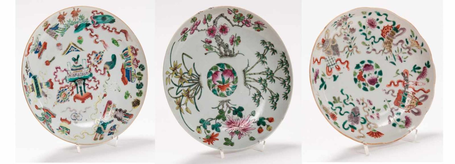 A GROUP OF THREE DECORATIVE AND COLORFUL PLATES Porcelain and enamel colors. China, Qing,