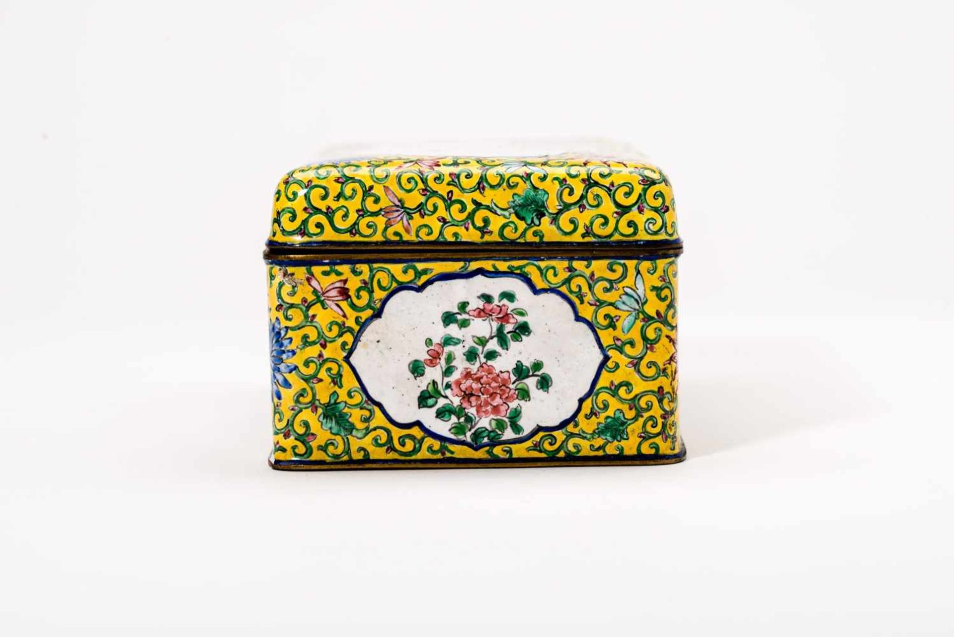 CANTON ENAMEL TEA CADDY Canton enamel. China, Qing Dynasty With figural depictions of court ladies - Image 6 of 8