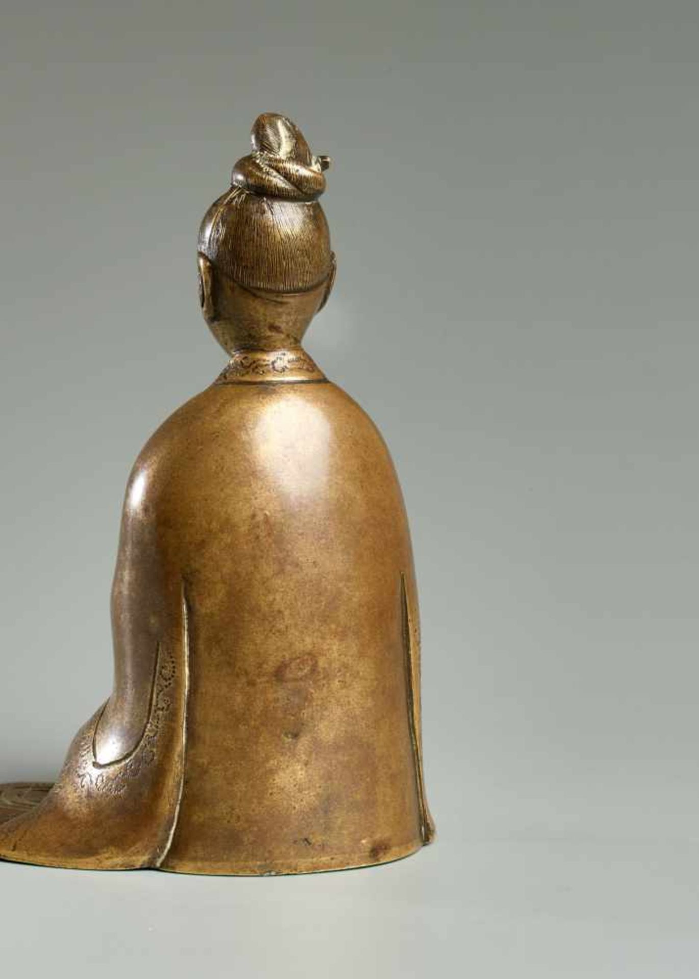 THE GODDESS GUANYIN WITH CHILD Yellow bronze. China, 18th cent. Probably the most beloved “deity” in - Image 2 of 2