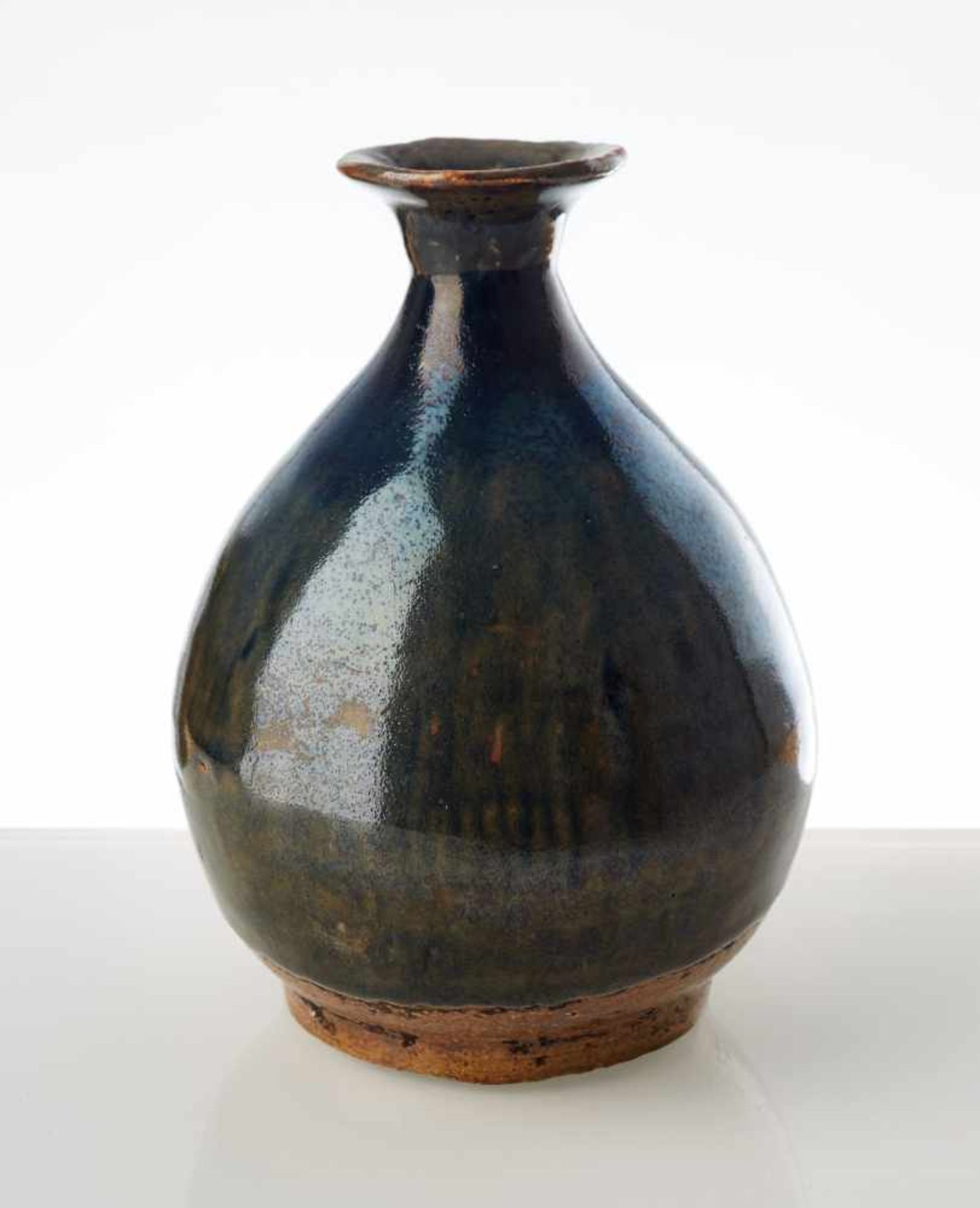 BOTTLE-SHAPED VASE Glazed ceramic. China, possibly Song, 13th cent. to after Blue-black glaze with - Bild 3 aus 6