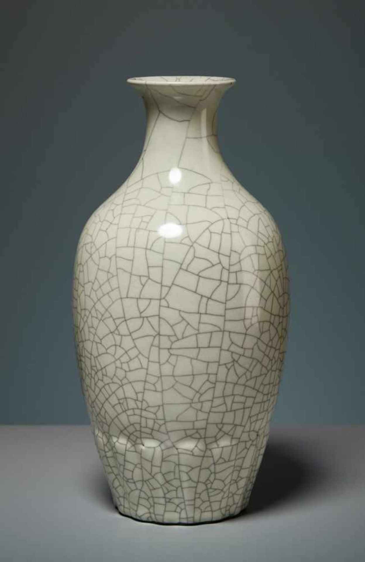 VASE WITH CELADON GLAZE Porcelain. China, Republic, 1st half 20th cent. The particular - Image 3 of 7