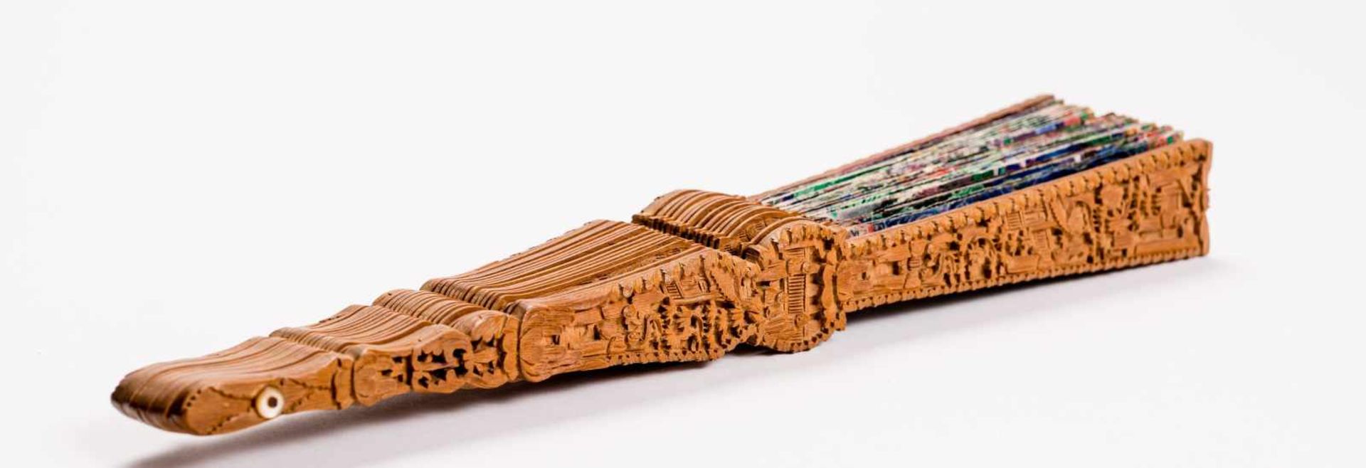 MANDARINE FOLDING FAN WITH FIGURATIVE SCENES Gouache, silk, ivory, wood. China, late Qing Dynasty ( - Image 6 of 7