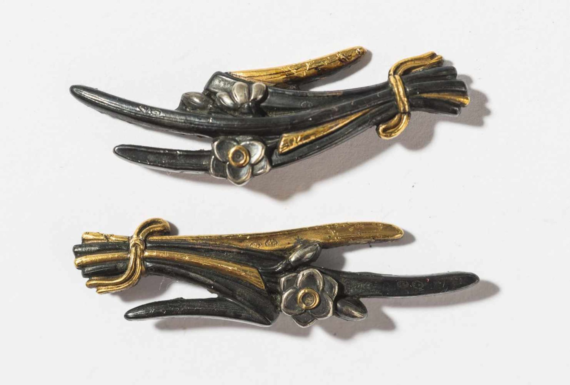 PAIR OF GILDED IRIS MENUKI Shakudo, silver and gilt. Japan, LENGTH 3,9 AND 4 CM Each menuki in the