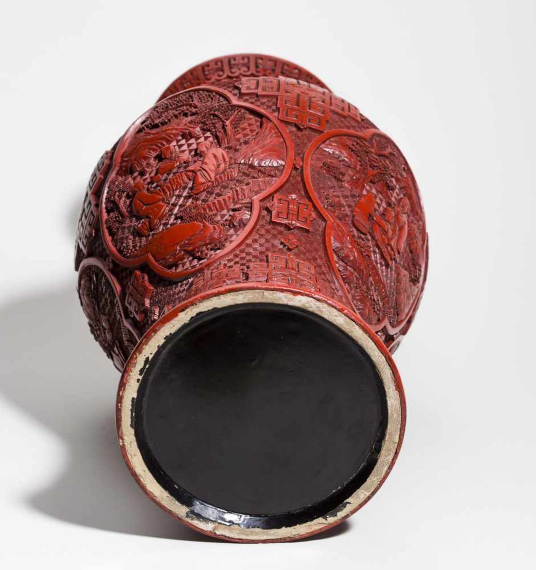 LARGE VASE WITH SCHOLARS IN THE COUNTRYSIDE Carved red lacquer. China, Qing Dynasty, 19th cent. - Image 4 of 4