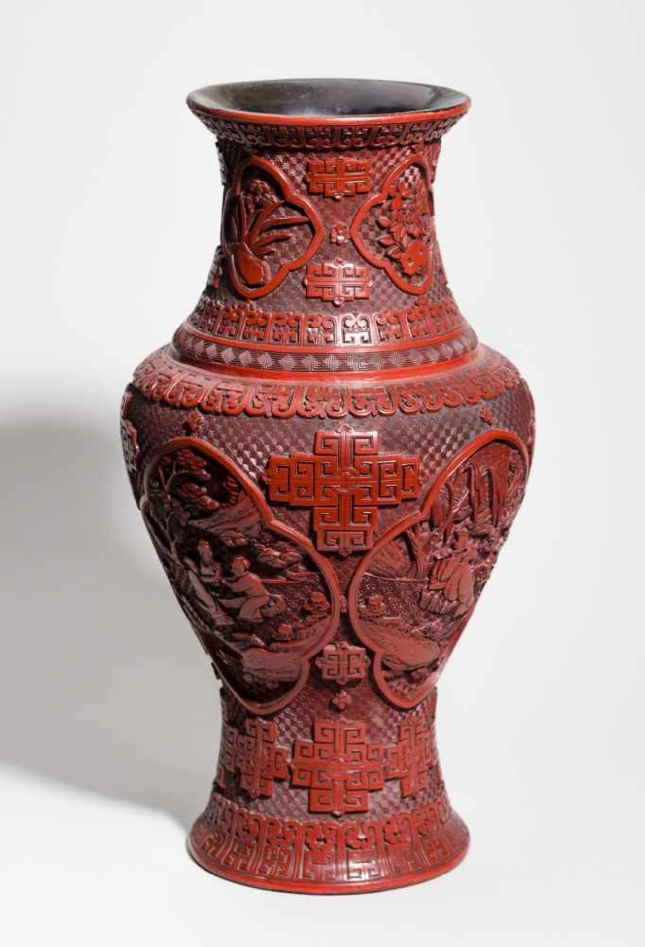 LARGE VASE WITH SCHOLARS IN THE COUNTRYSIDE Carved red lacquer. China, Qing Dynasty, 19th cent.