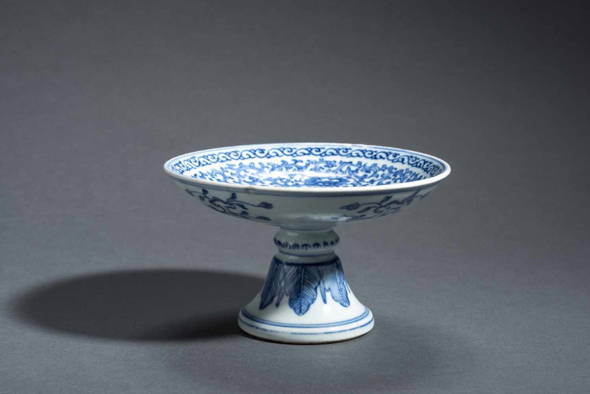 FOOTED DISH WITH BIRD AND LOTUS BLOSSOMS Blue-white porcelain. China, Qing Dynasty, 19th cent. - Image 3 of 4