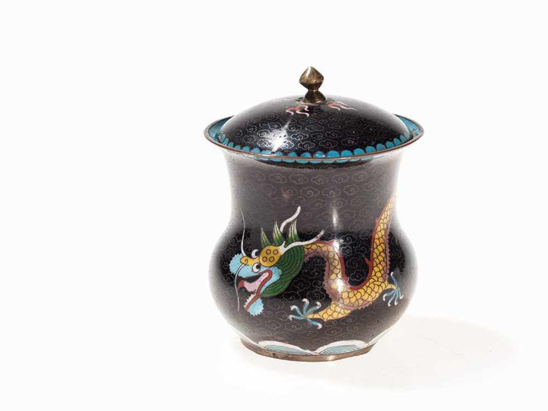 CLOISONNÉ SET OF FOUR PARTS, ORNATE WITH DRAGONS Cloisonné, copper, bronze. China, around 1920 Set - Bild 7 aus 11