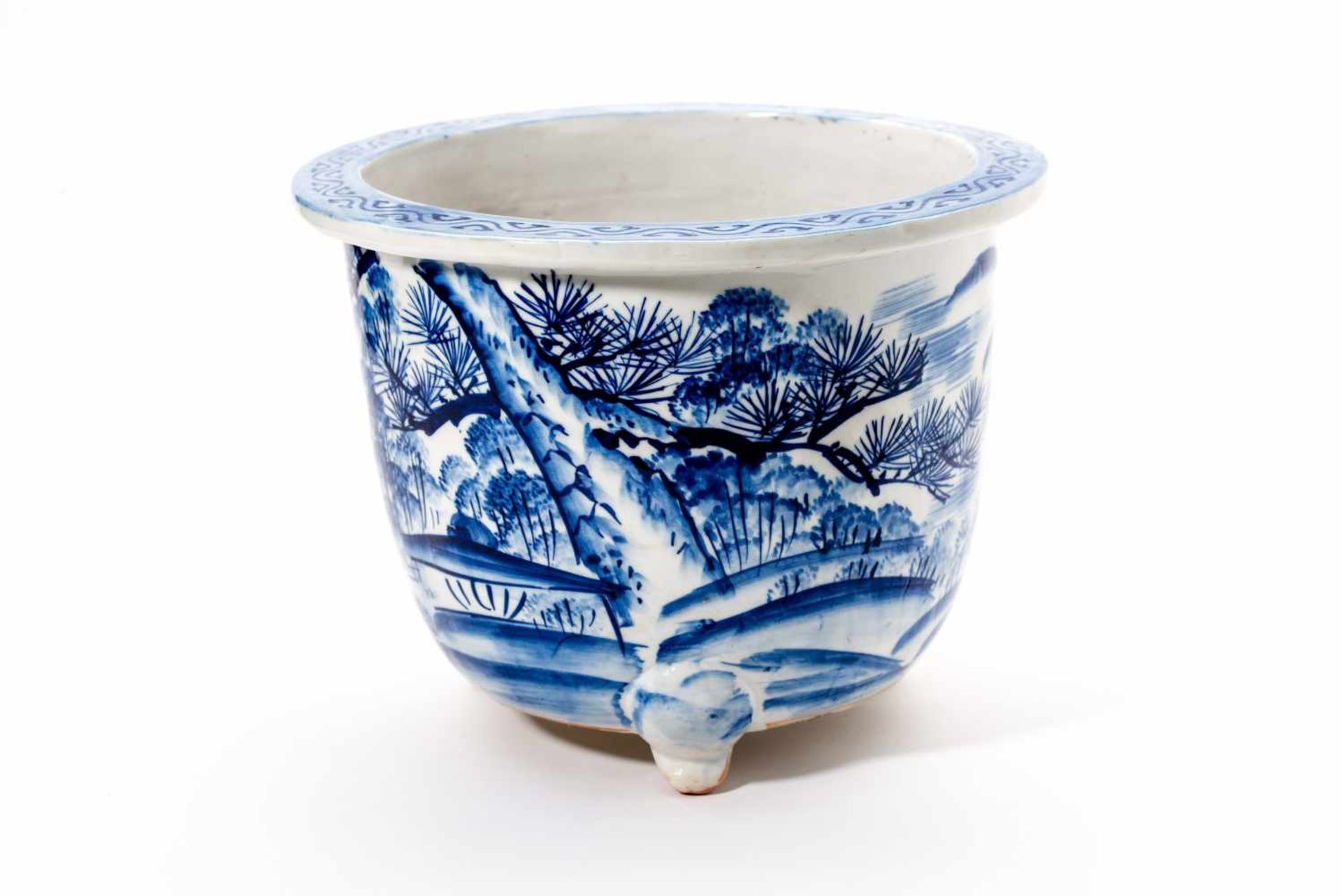 POT WITH BLUE AND WHITE SCENIC LANDSCAPE Porcelain with underglaze blue painting. Japan, Meiji - Bild 4 aus 5