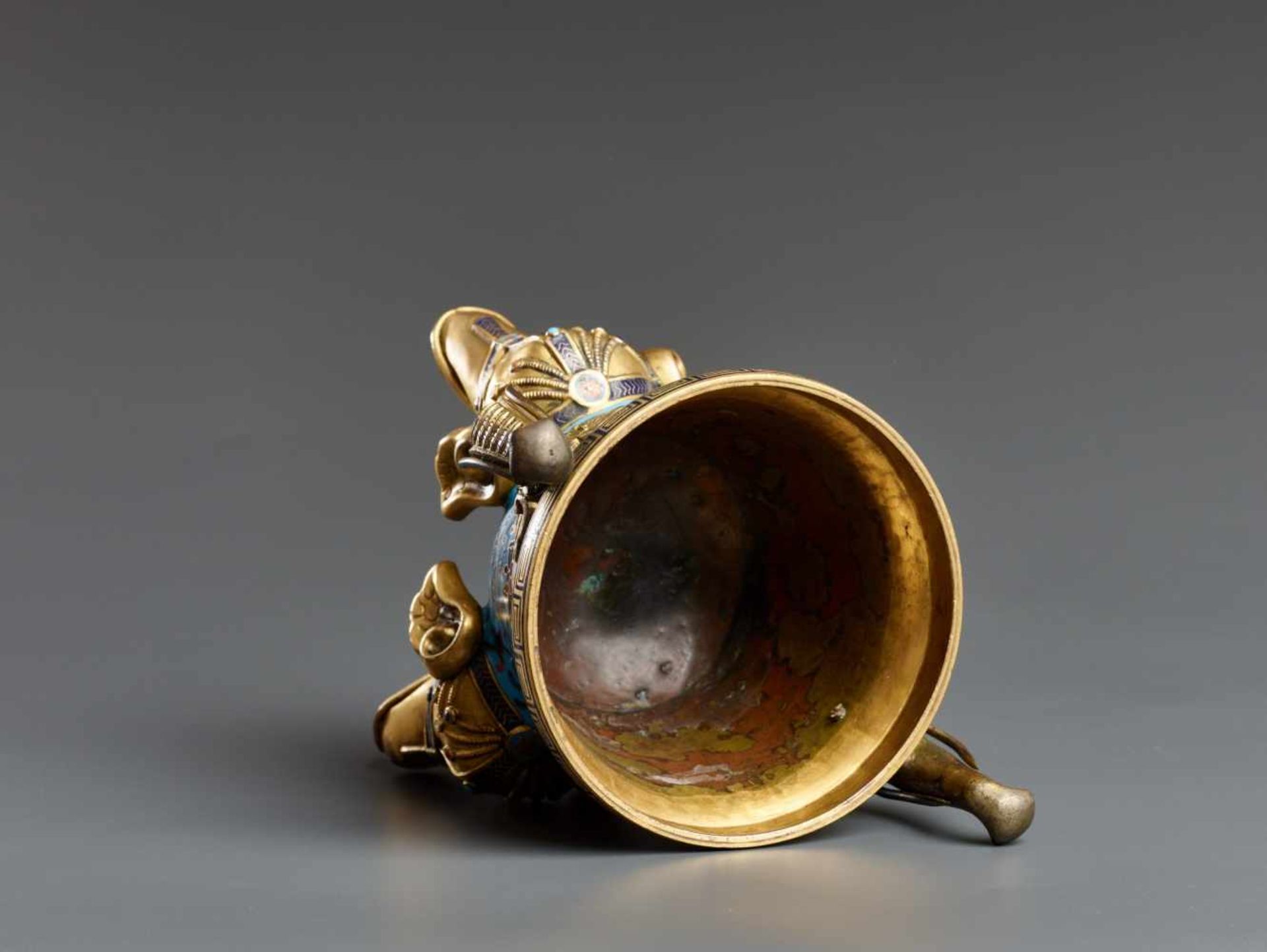 THREE-LEGGED INCENSE VESSEL WITH ELEPHANTS Enamel cloisonné with gilding. China, Qing Dynasty, - Bild 9 aus 9