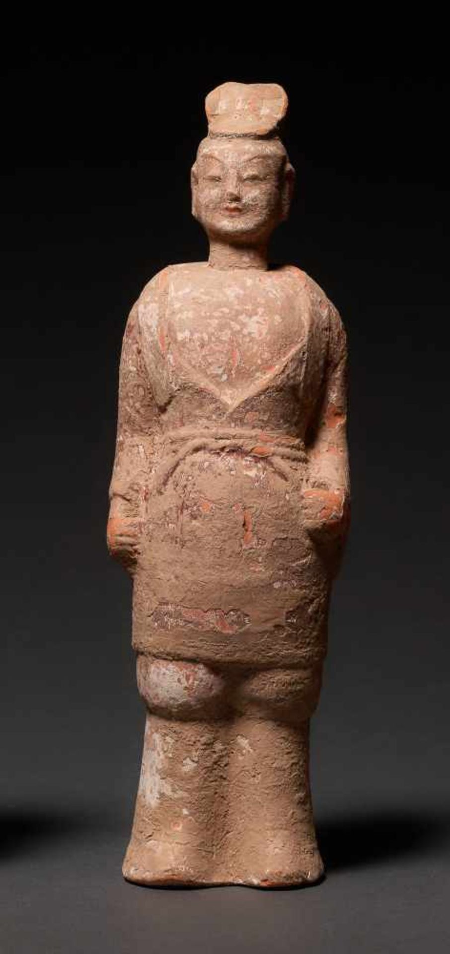 COURTIER Terracotta with painting. China, Wei Dynasty (5th to 6th cent.) A rare smaller figure - Bild 2 aus 5