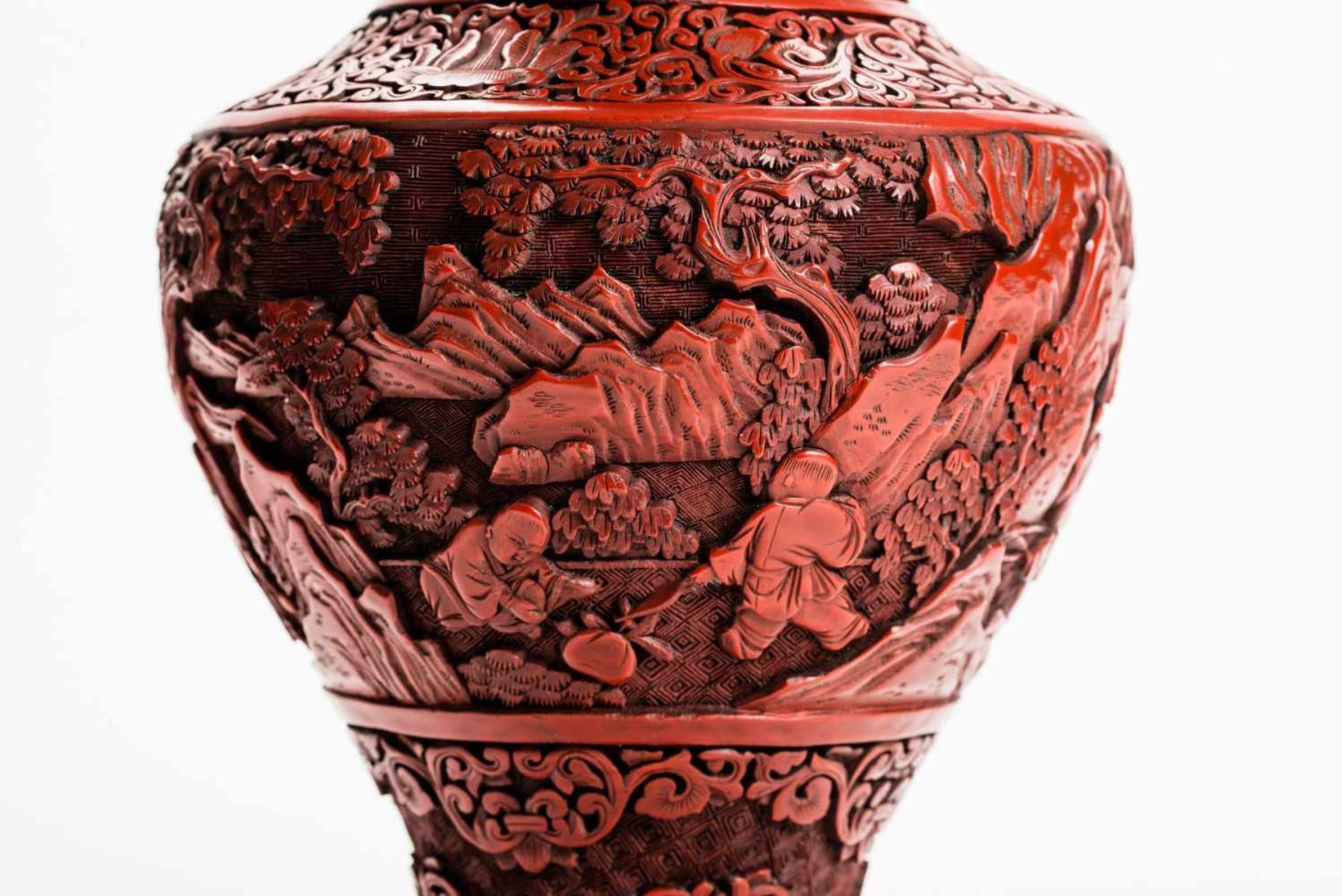 VASE WITH CARVED RED LACQUER Red lacquer, metal. China, Qing Dynasty Very compact with floral and - Image 6 of 8