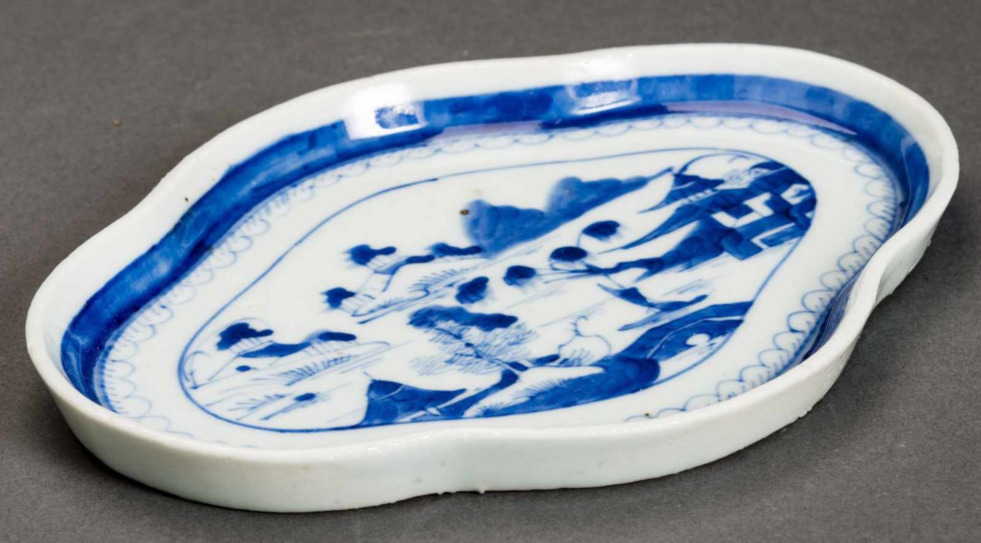 FLAT PLATE Blue-white porcelain. China, Qing Dynasty, 19th cent. Fourfold lobed plate on a perfectly - Bild 2 aus 5