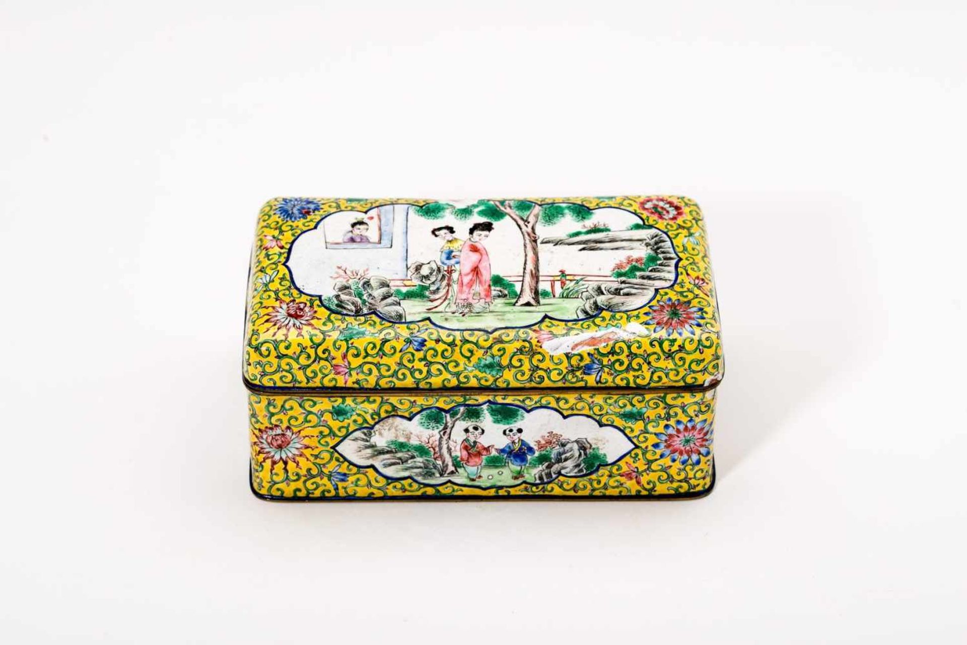 CANTON ENAMEL TEA CADDY Canton enamel. China, Qing Dynasty With figural depictions of court ladies - Image 2 of 8