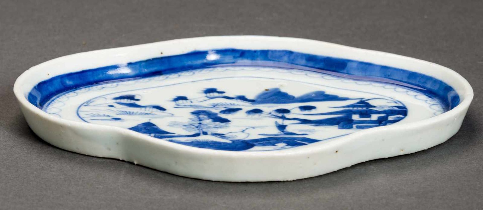 FLAT PLATE Blue-white porcelain. China, Qing Dynasty, 19th cent. Fourfold lobed plate on a perfectly - Bild 3 aus 5