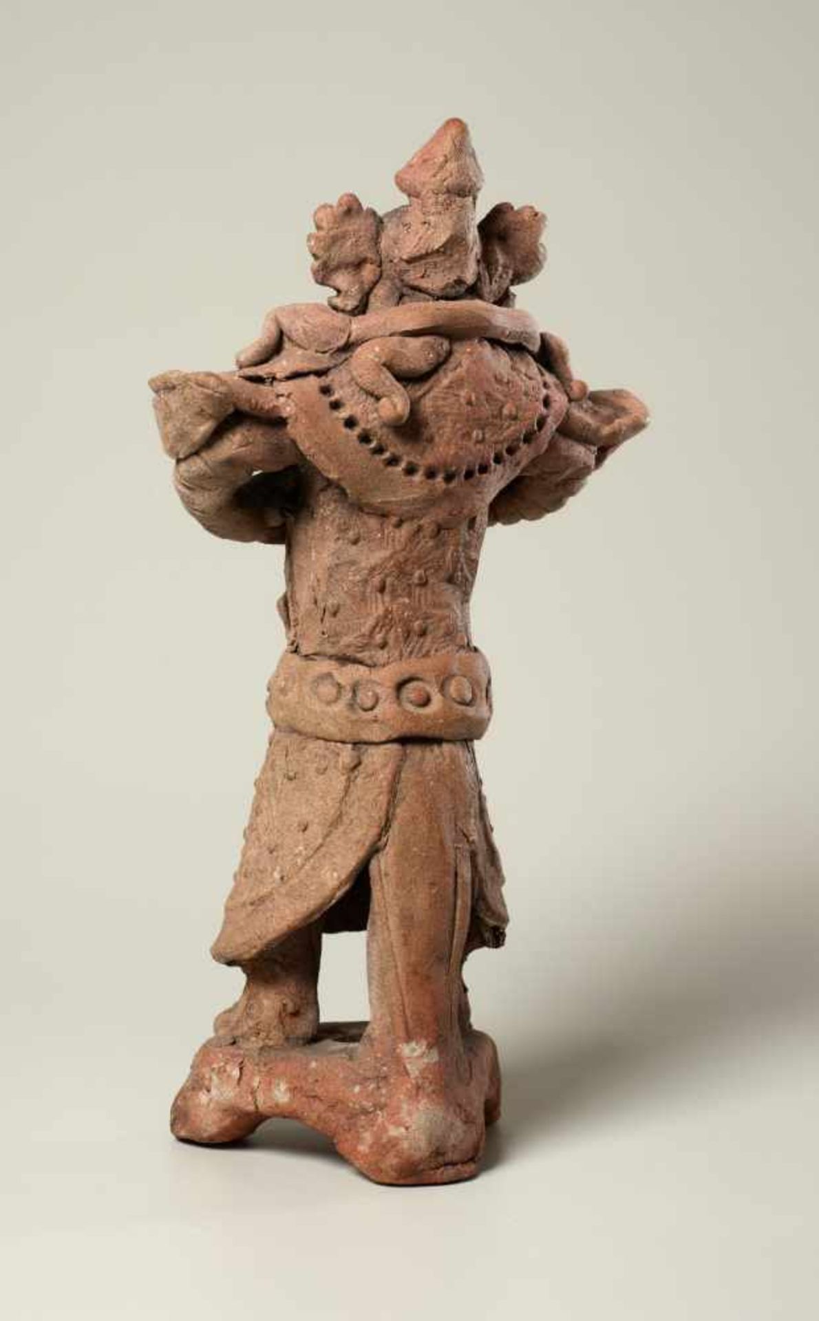 TOMB GUARDIAN WITH SNAKE Terracotta. China, Yuan Dynasty (approx. 14th cent.) Amusingly formed and - Image 5 of 6