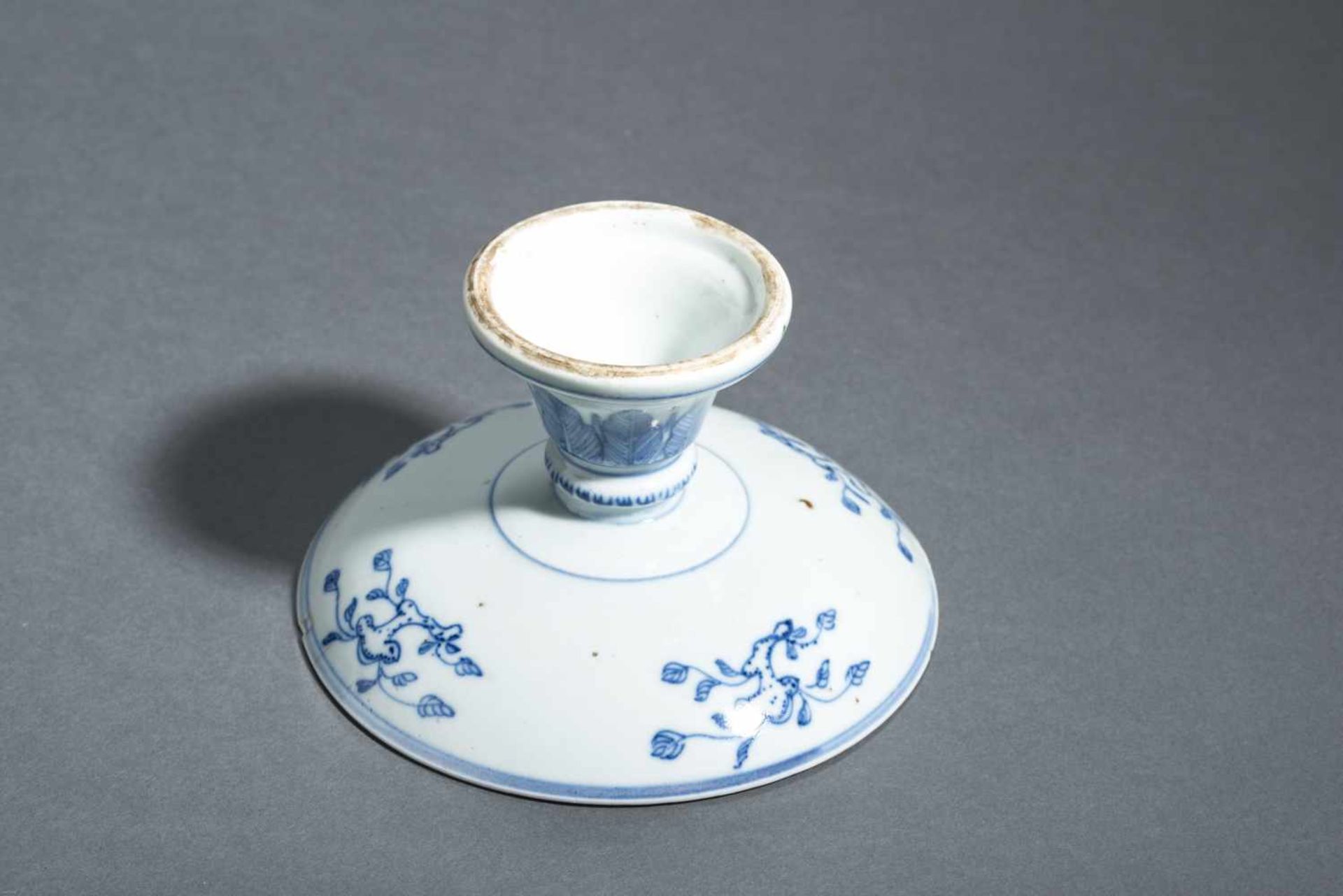 FOOTED DISH WITH BIRD AND LOTUS BLOSSOMS Blue-white porcelain. China, Qing Dynasty, 19th cent. - Image 4 of 4