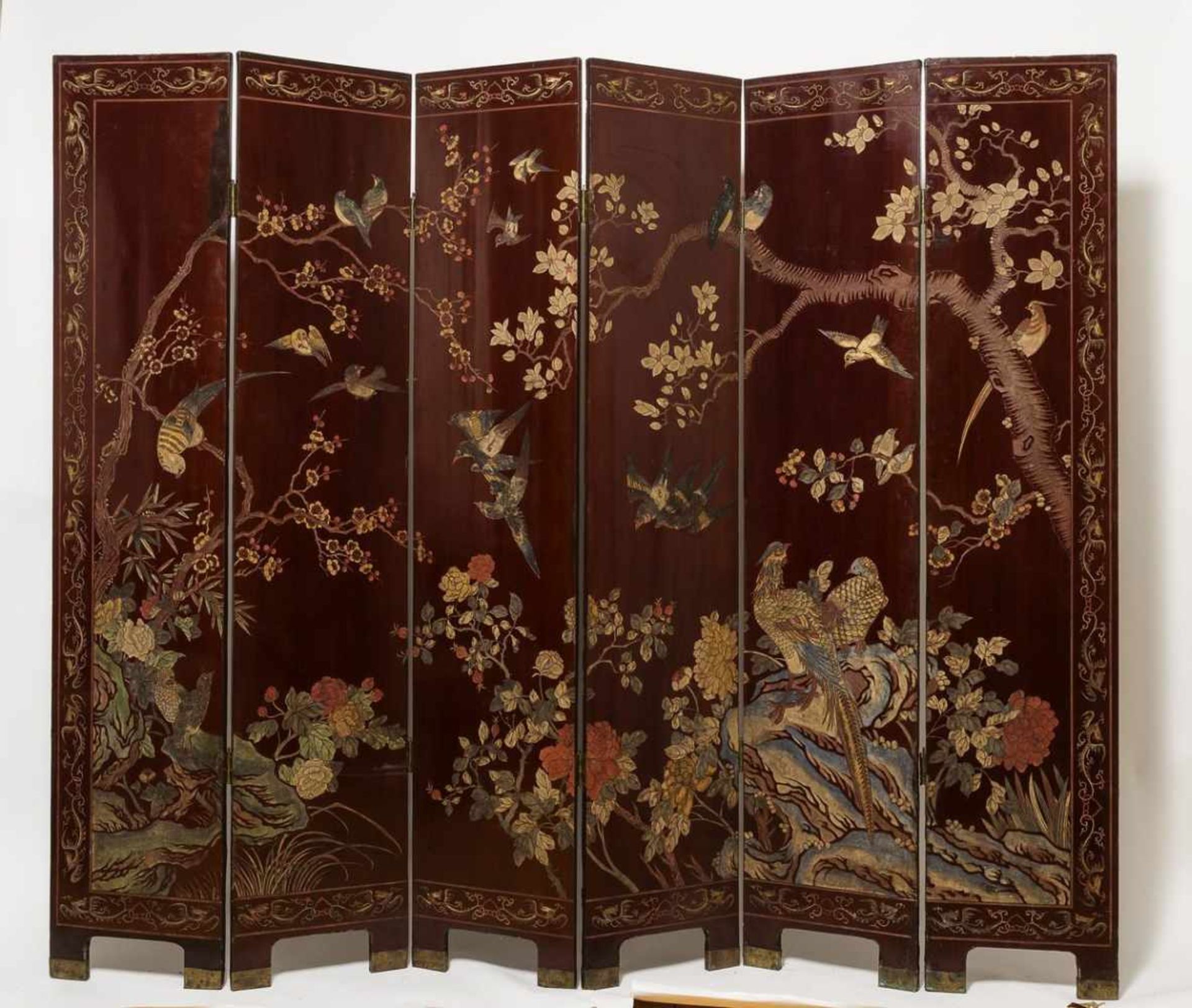 LARGE SIX-PART KOROMANDEL SCREEN DEPICTING AN IMPERIAL SCENE Wood, lacquer techniques. China, - Bild 6 aus 12