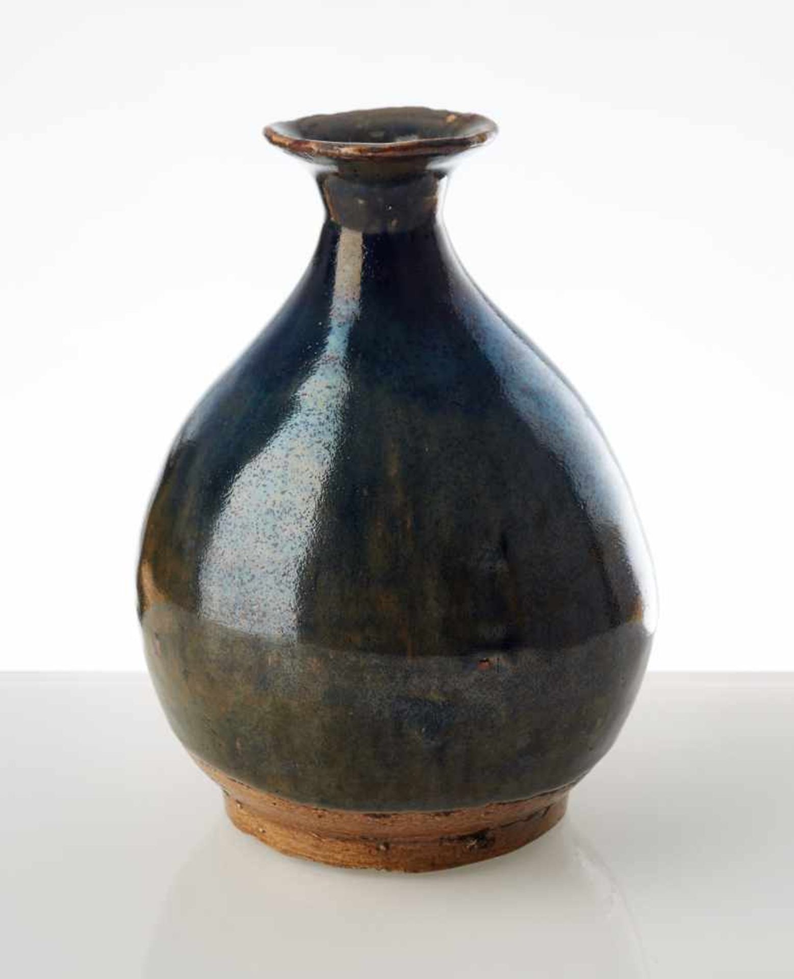 BOTTLE-SHAPED VASE Glazed ceramic. China, possibly Song, 13th cent. to after Blue-black glaze with - Image 4 of 6