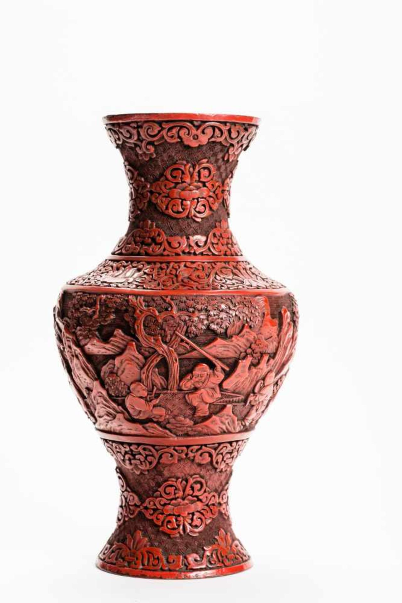 VASE WITH CARVED RED LACQUER Red lacquer, metal. China, Qing Dynasty Very compact with floral and