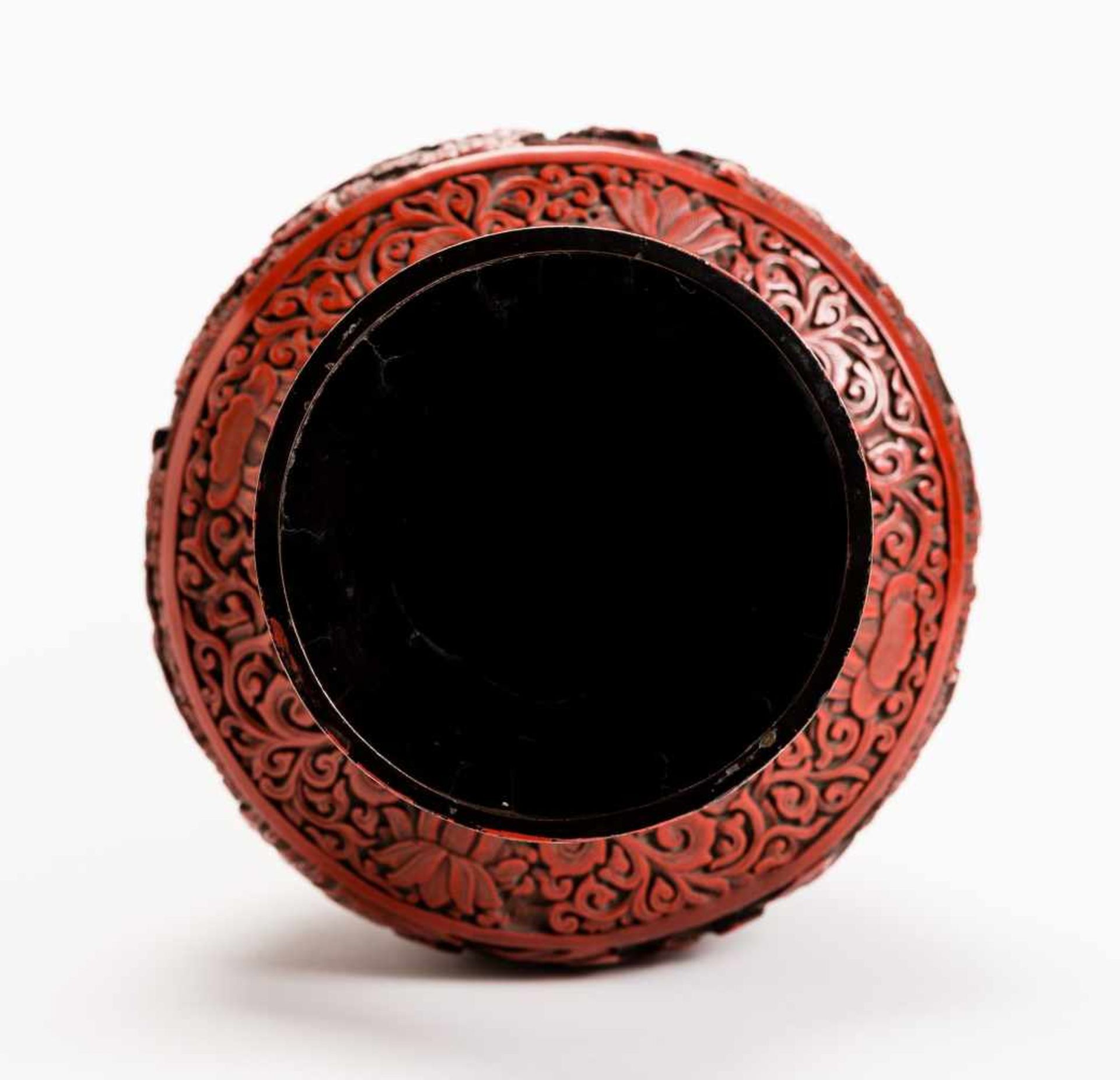 VASE WITH CARVED RED LACQUER Red lacquer, metal. China, Qing Dynasty Very compact with floral and - Image 3 of 8