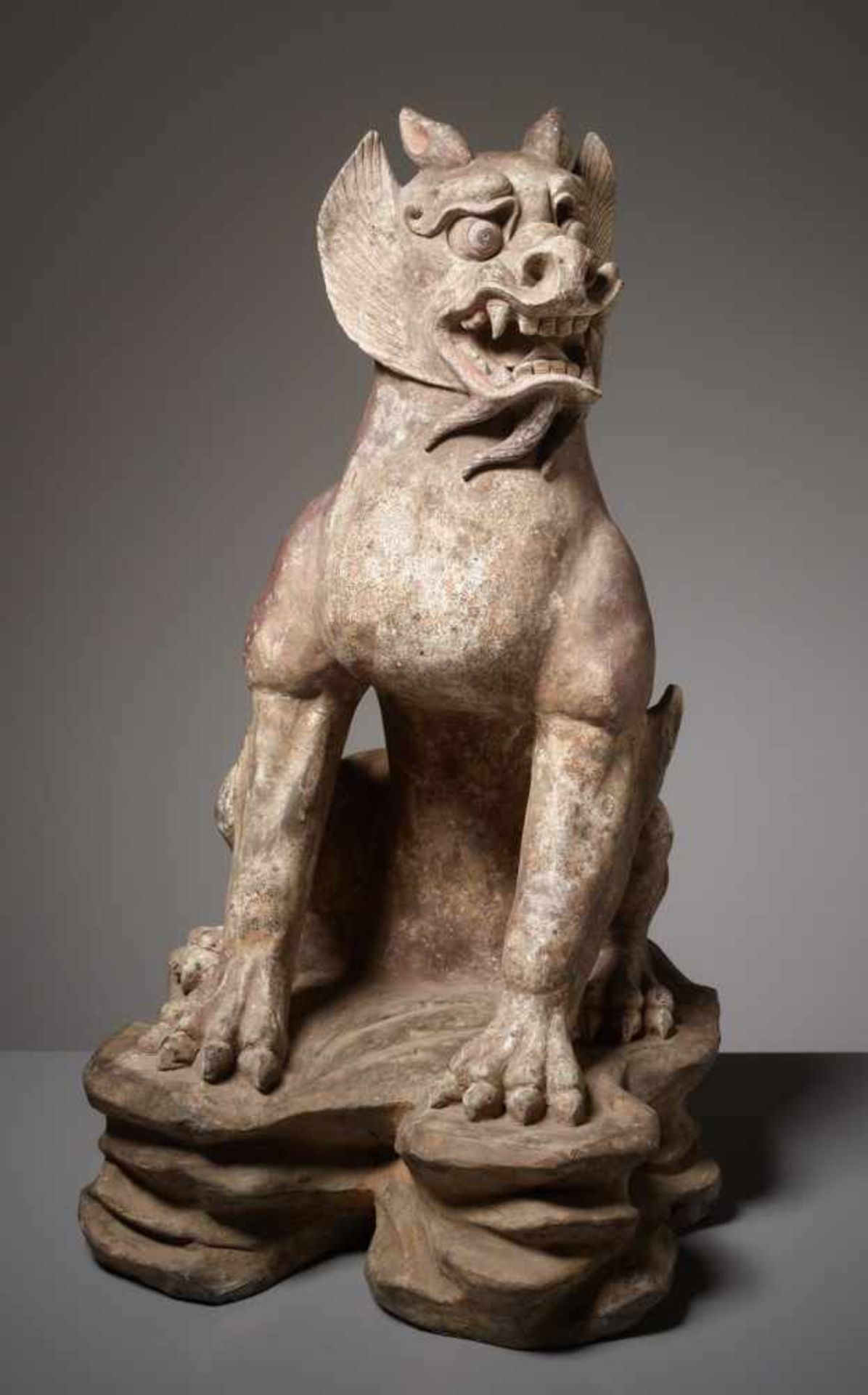 SIGNIFiCANT TERRACOTTA STATUE OF A ZHENMUSHOU SEATED IN DEFENSIVE POSITION Terracotta. China, Tang