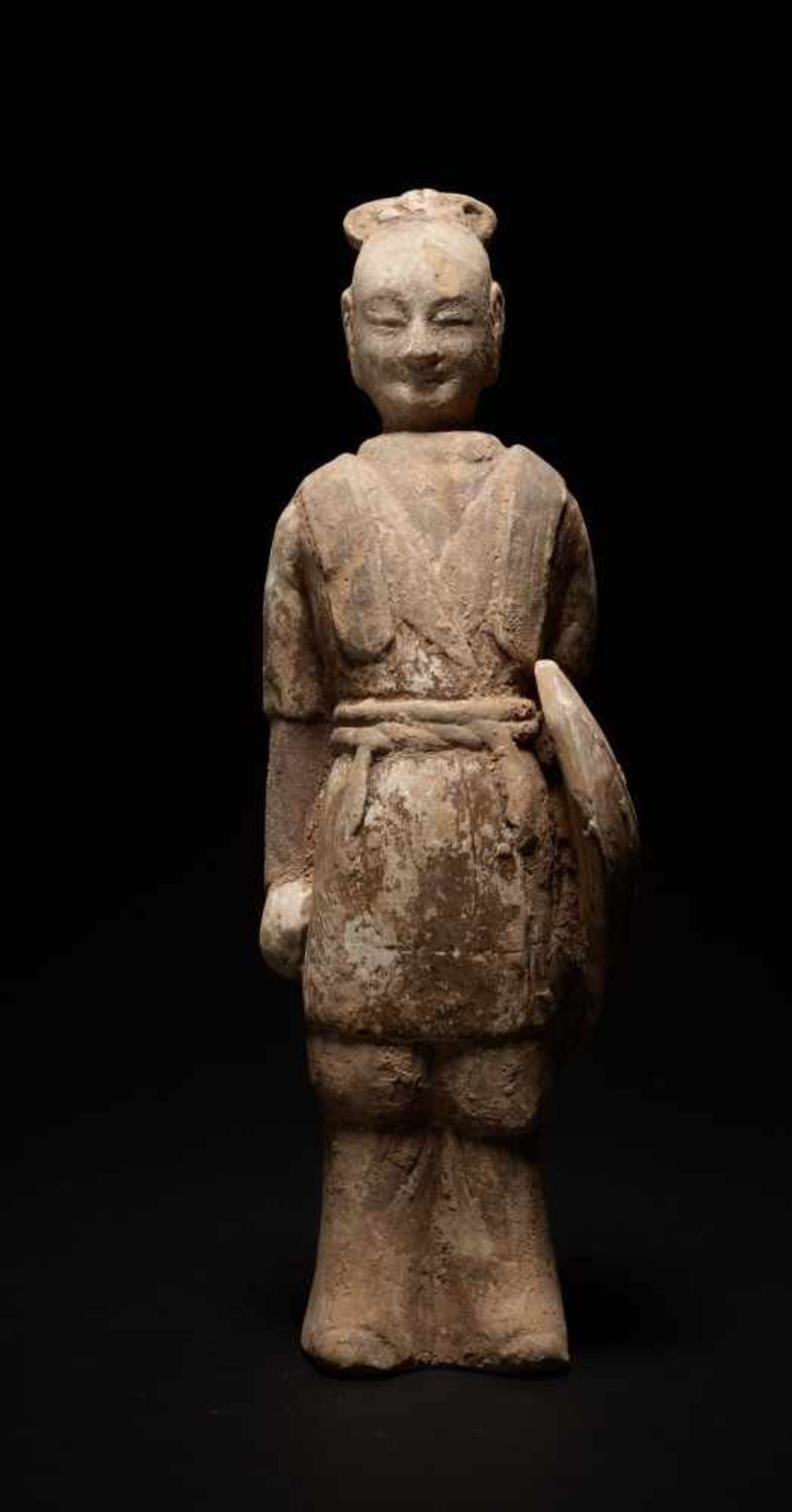 WARRIOR WITH SHIELD Terracotta with painting. China, Northern Qi Dynasty (550 - 589) Figurine with - Image 2 of 6