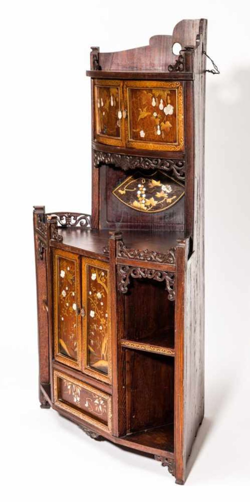 A FINE LACQUERED SHIBAYAMA CORNER CABINET Lacquered wood with inlays of ivory and mother of pearl. - Image 5 of 7