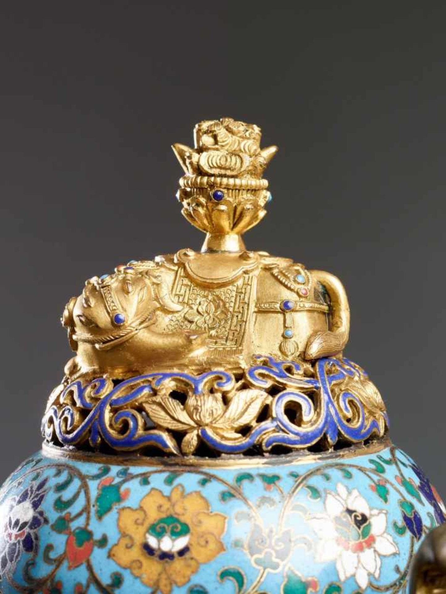 THREE-LEGGED INCENSE VESSEL WITH ELEPHANTS Enamel cloisonné with gilding. China, Qing Dynasty, - Bild 6 aus 9