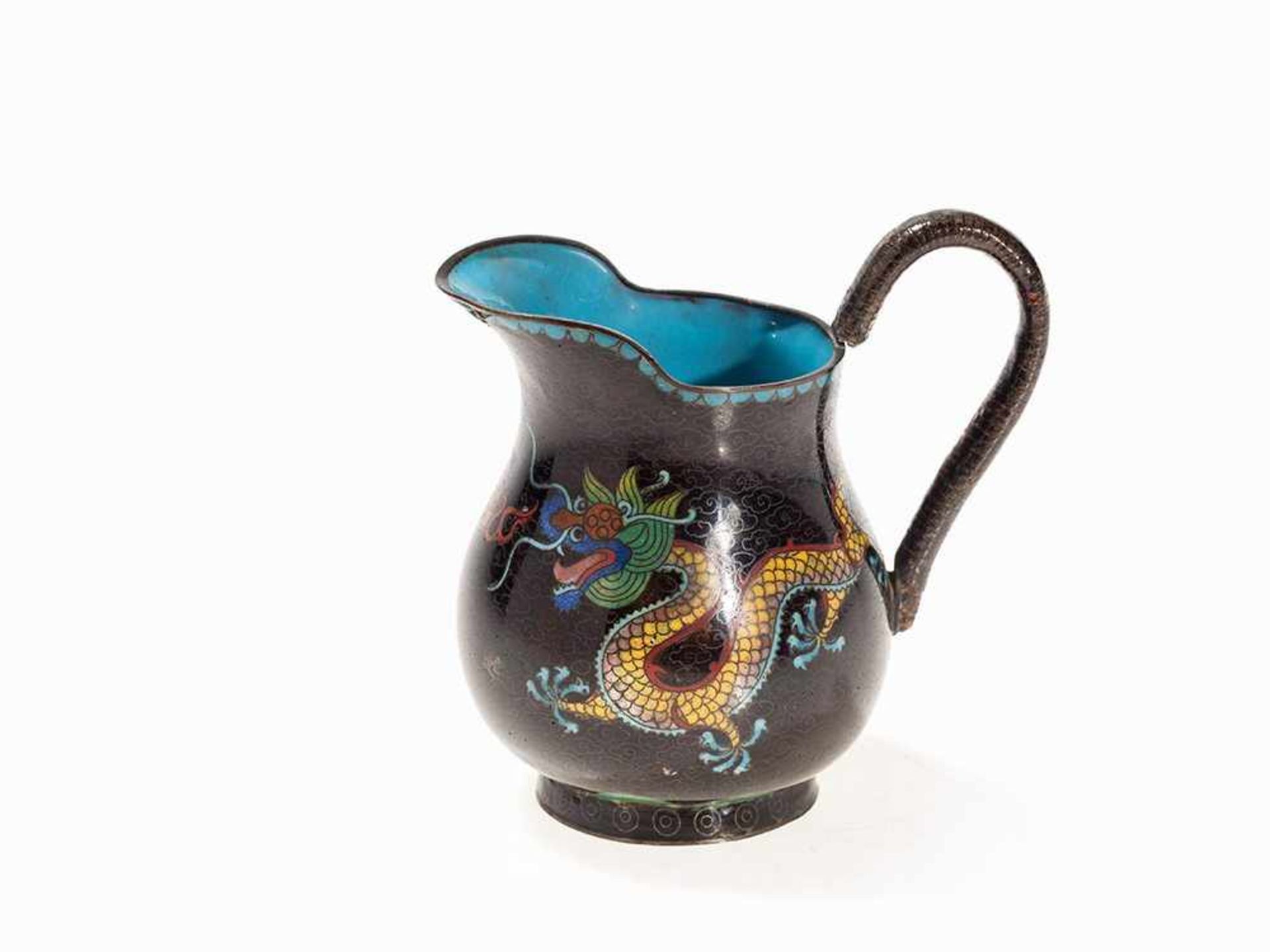 CLOISONNÉ SET OF FOUR PARTS, ORNATE WITH DRAGONS Cloisonné, copper, bronze. China, around 1920 Set - Image 4 of 11