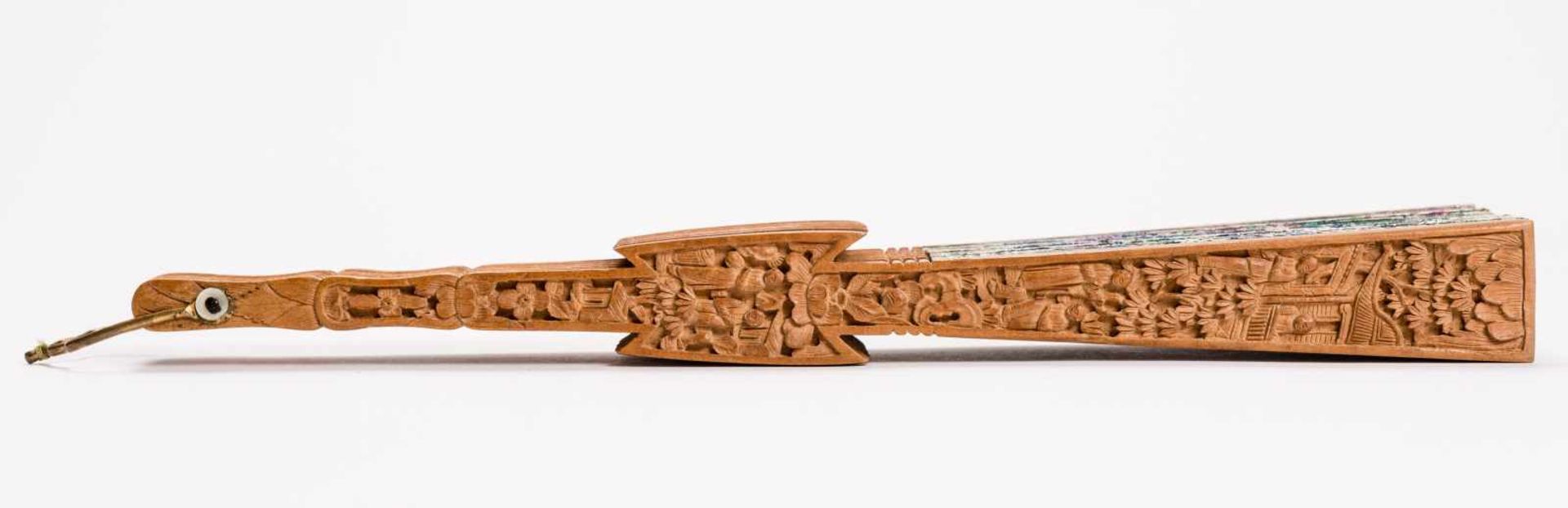 MANDARINE FOLDING FAN WITH FIGURATIVE SCENES Gouache, silk, ivory, wood. China, late Qing Dynasty ( - Bild 3 aus 6