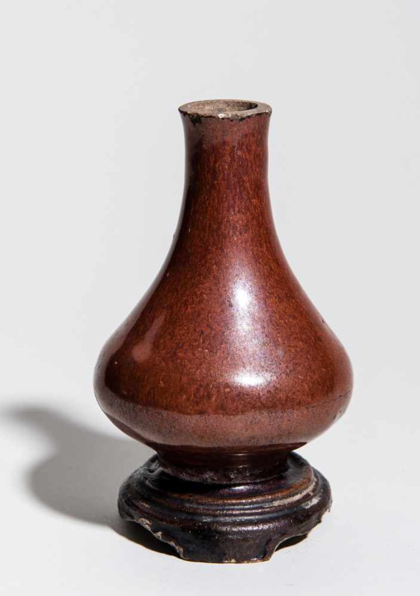 SMALL VASE WITH BASE Stoneware. China, Qing Dynasty (1644-1911) An interesting rare and unusual