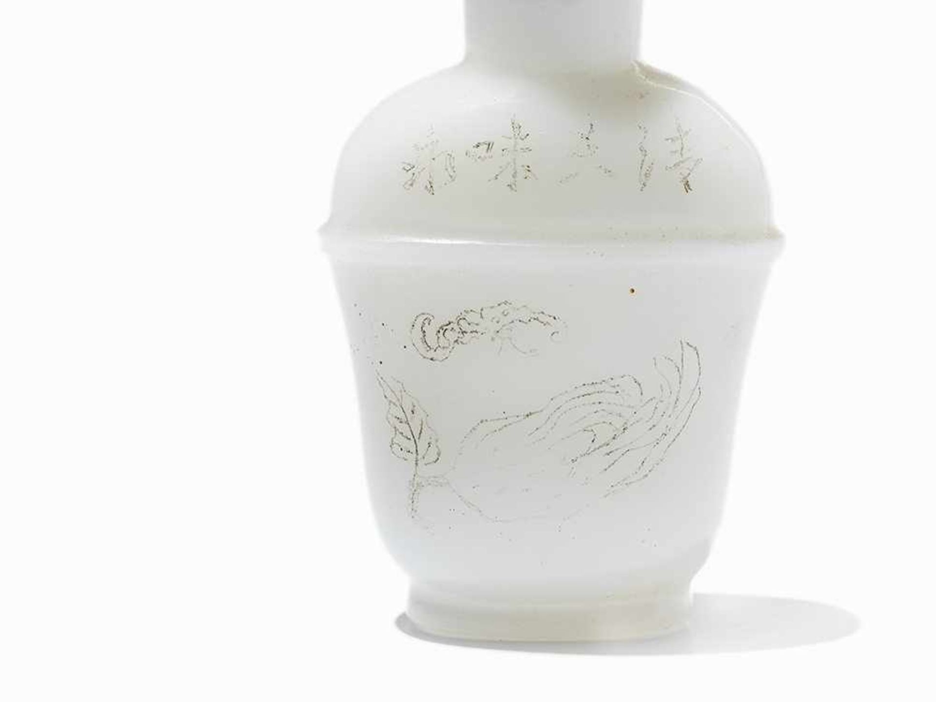 SNUFF BOTTLE WITH INCISED DECORATION Milk glass, quartz. China, Republic period, early 20th - Image 3 of 7