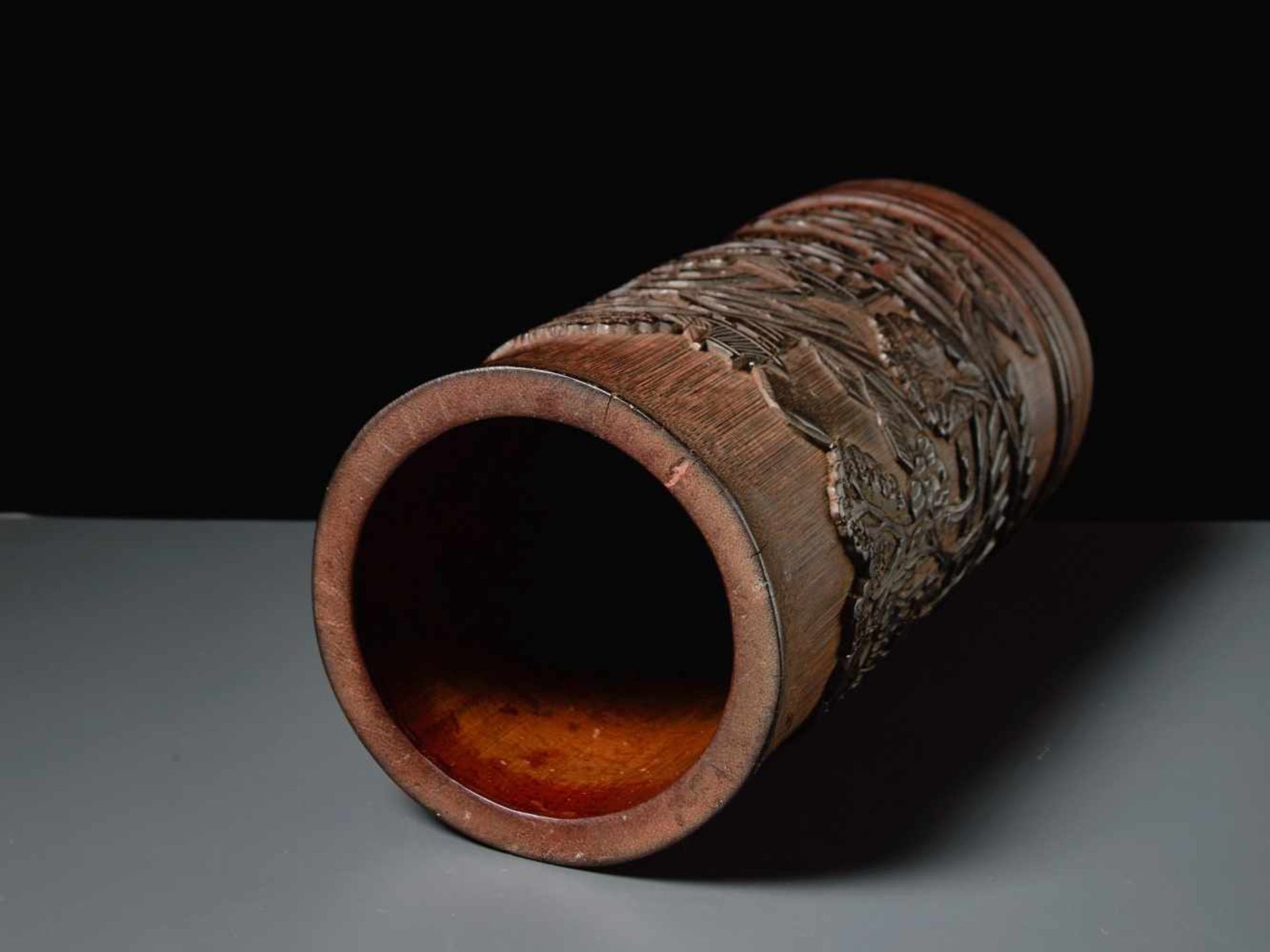 BRUSH CUP WITH LANDSCAPE RELIEF Bamboo trunk. China, Qing Dynasty, 19th cent. Very good work, - Bild 4 aus 5