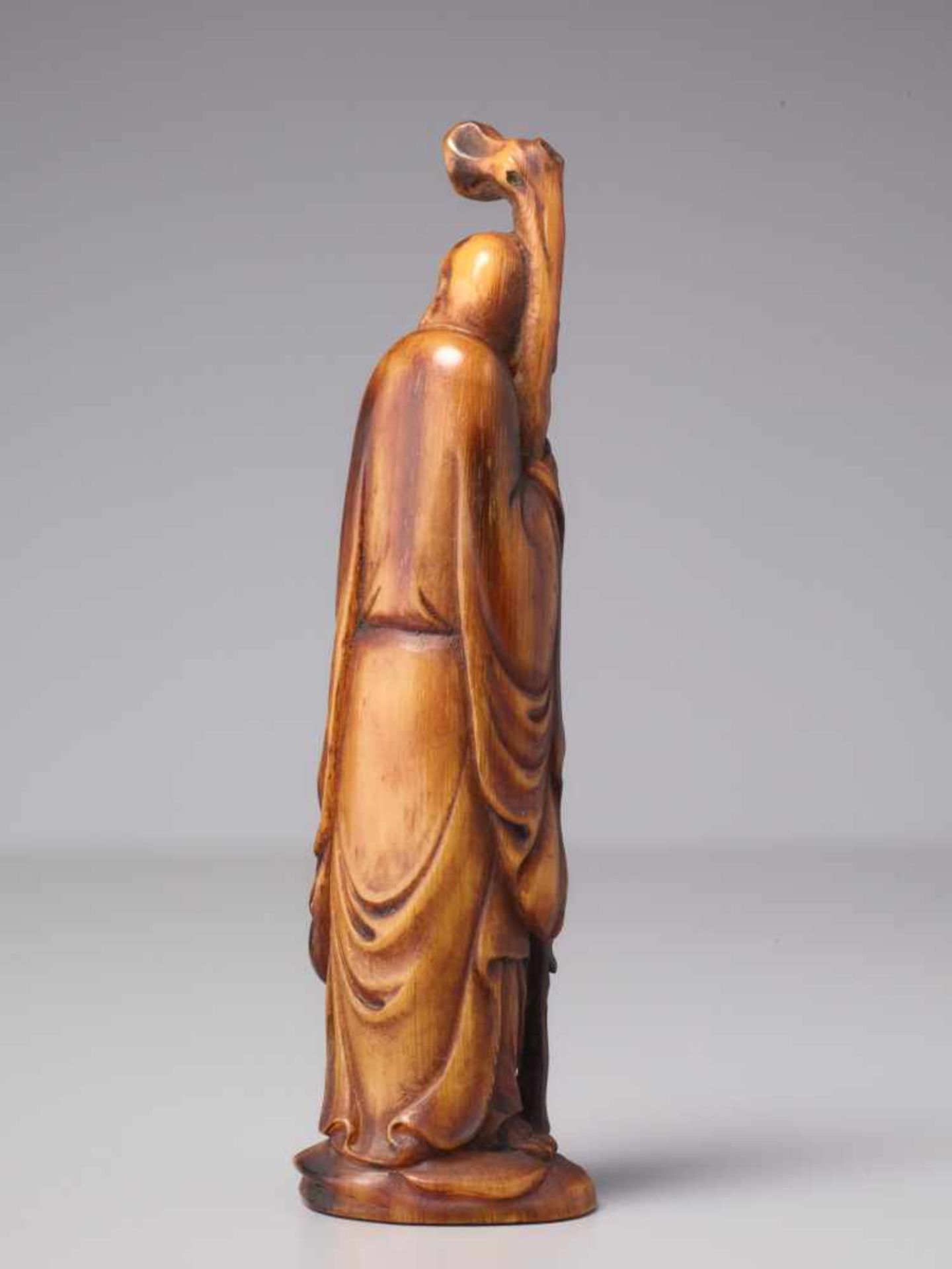 GOD OF LONGEVITY SHOULAO Horn. China, Qing (1644 – 1911) An exceptionally finely worked, figural - Image 4 of 5