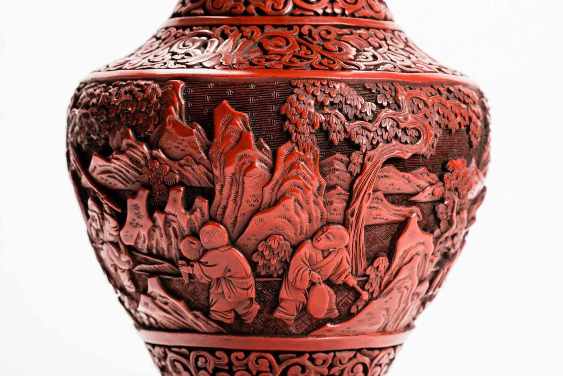 VASE WITH CARVED RED LACQUER Red lacquer, metal. China, Qing Dynasty Very compact with floral and - Bild 5 aus 8