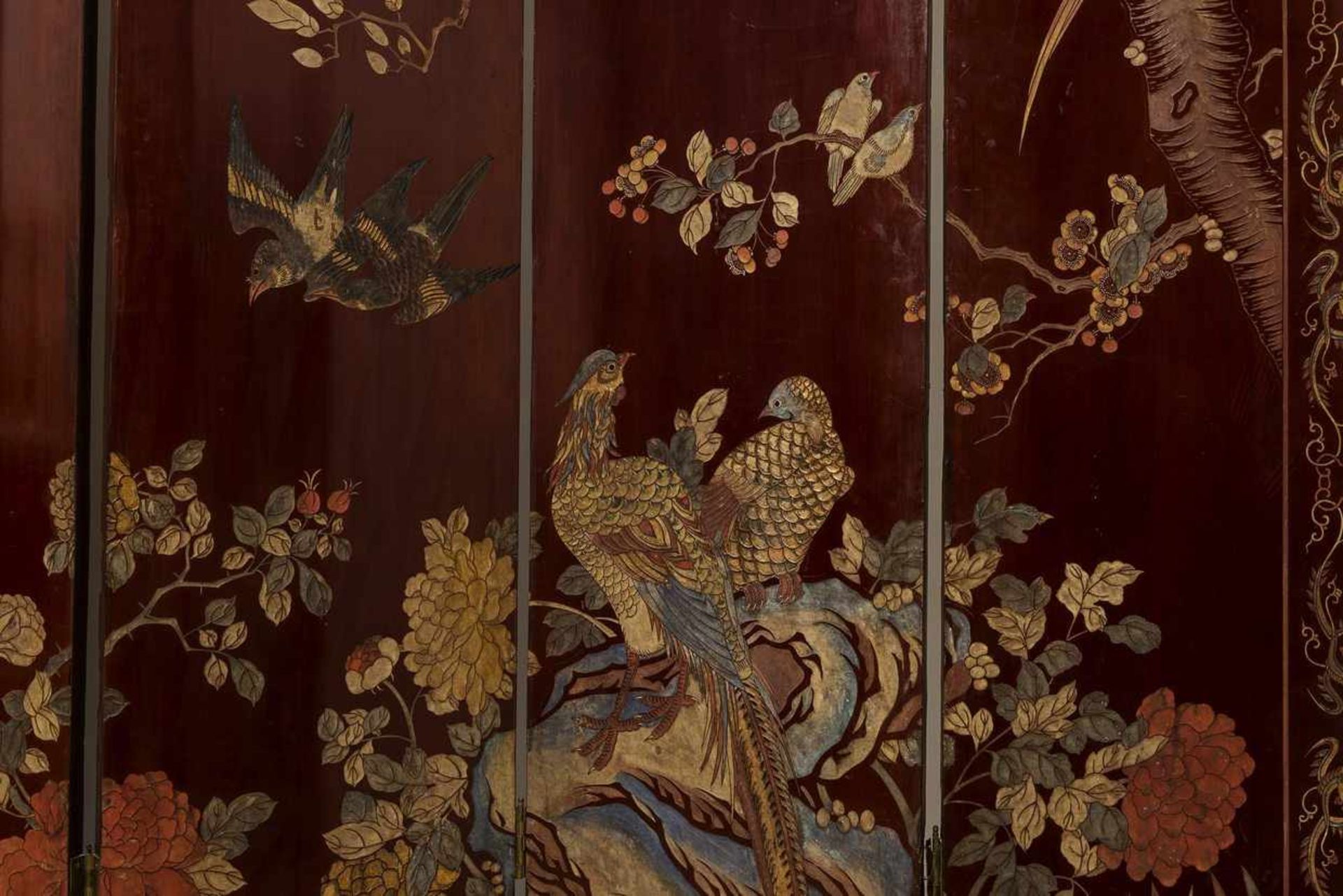 LARGE SIX-PART KOROMANDEL SCREEN DEPICTING AN IMPERIAL SCENE Wood, lacquer techniques. China, - Bild 12 aus 12