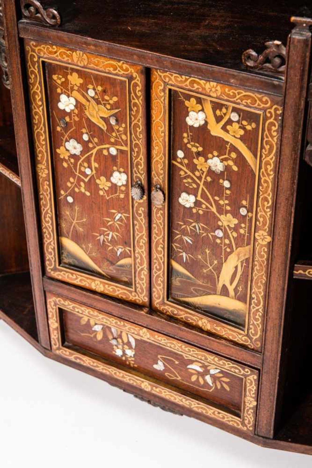 A FINE LACQUERED SHIBAYAMA CORNER CABINET Lacquered wood with inlays of ivory and mother of pearl. - Image 3 of 7