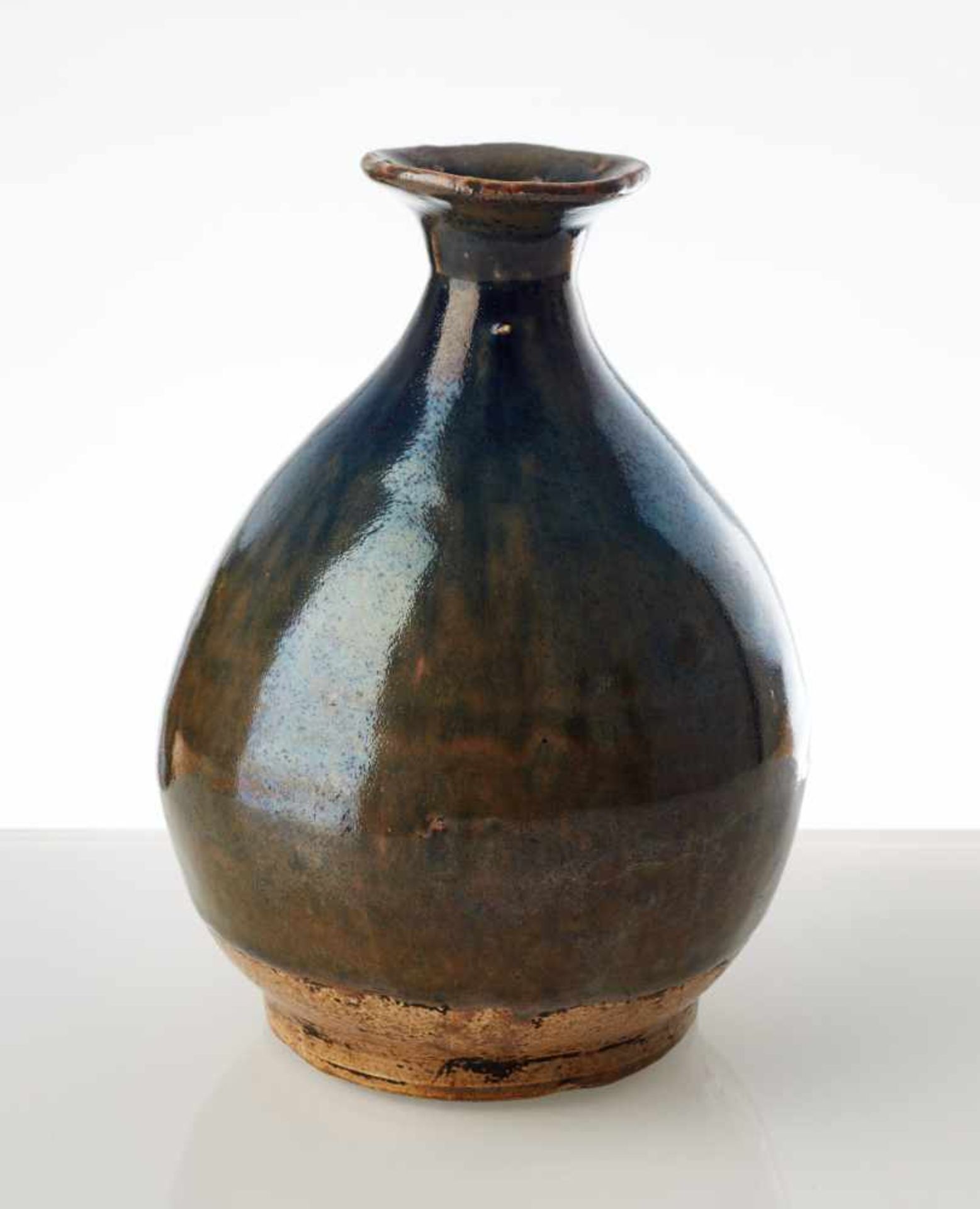 BOTTLE-SHAPED VASE Glazed ceramic. China, possibly Song, 13th cent. to after Blue-black glaze with