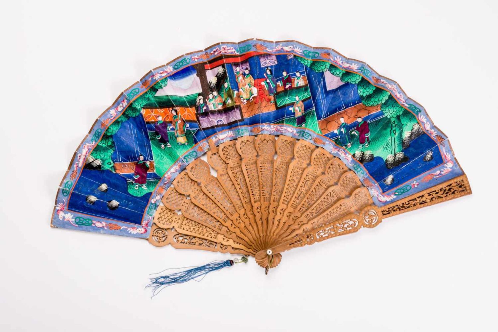 MANDARINE FOLDING FAN WITH FIGURATIVE SCENES Gouache, silk, ivory, wood. China, late Qing Dynasty ( - Bild 3 aus 3