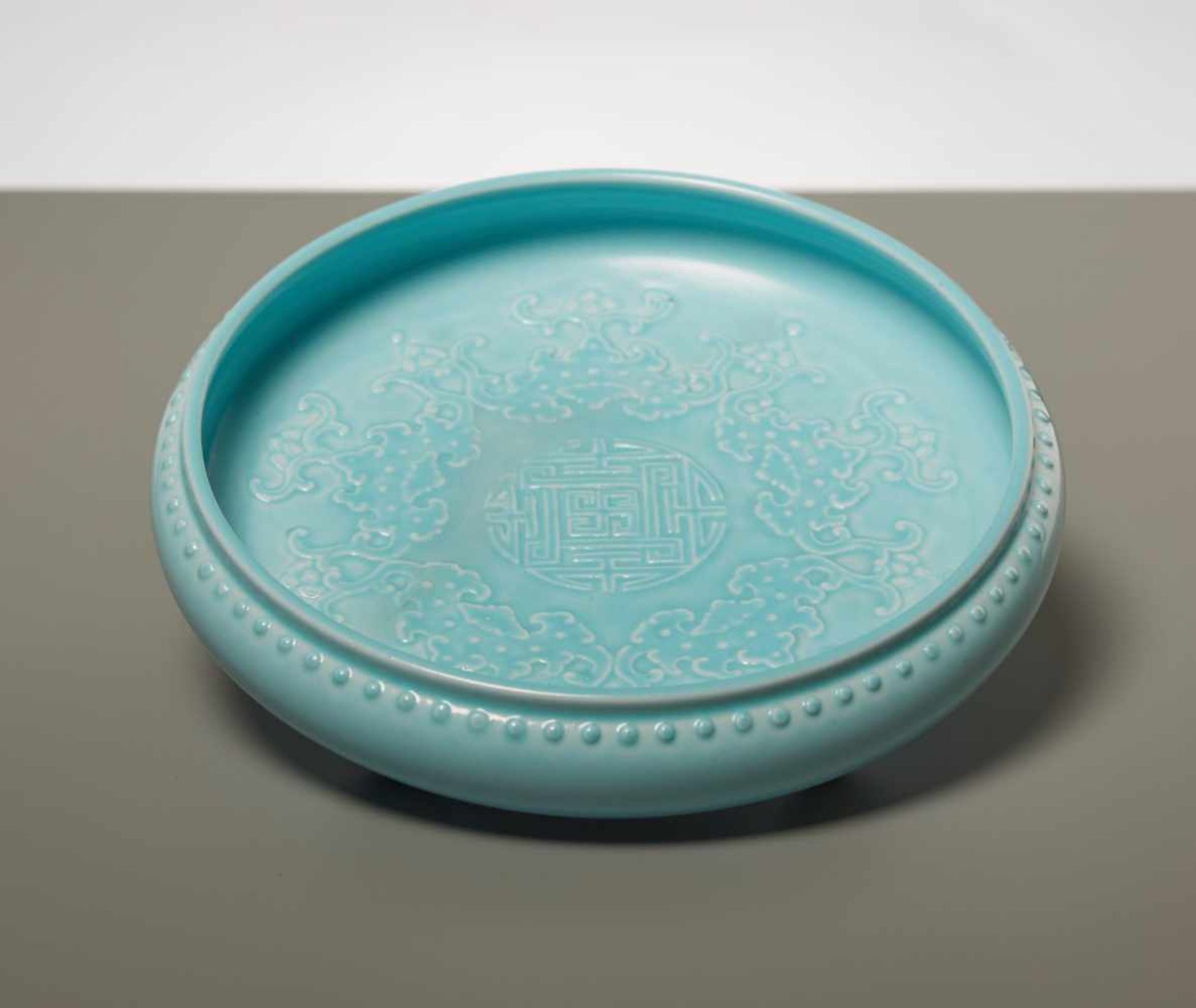 BOWL WITH LONG-LIFE SYMBOLS Porcelain. China, late Qing, presum. Guangxu (1873 - 1908) “eternal“)