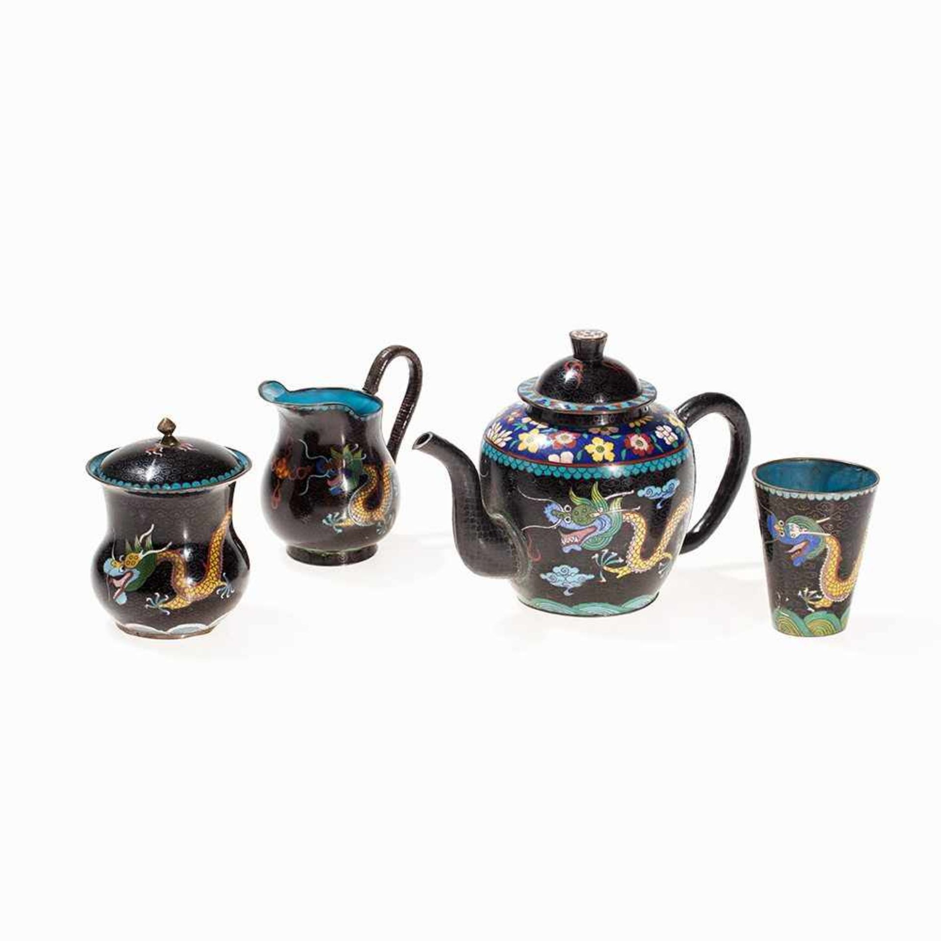 CLOISONNÉ SET OF FOUR PARTS, ORNATE WITH DRAGONS Cloisonné, copper, bronze. China, around 1920 Set