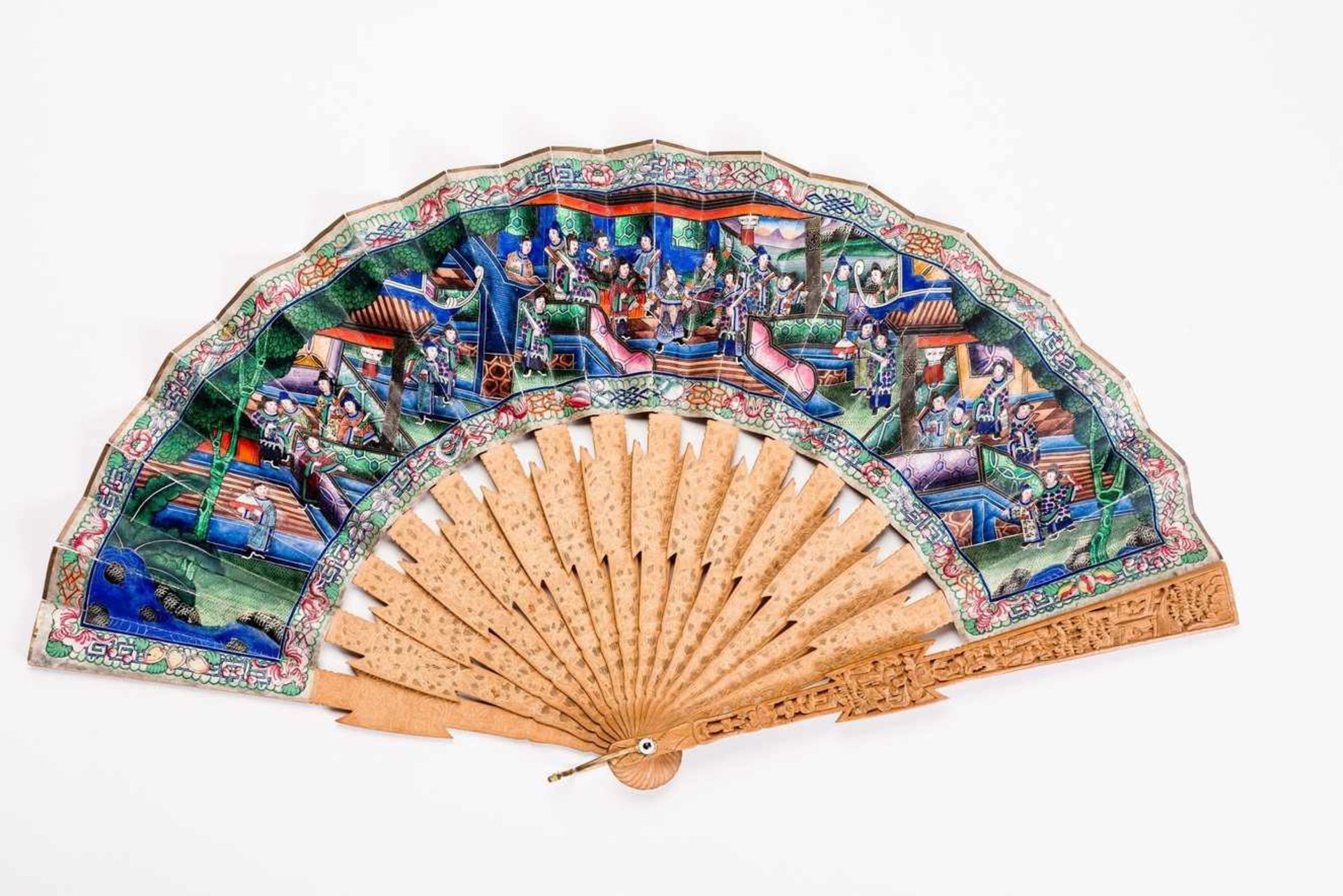 MANDARINE FOLDING FAN WITH FIGURATIVE SCENES Gouache, silk, ivory, wood. China, late Qing Dynasty ( - Bild 2 aus 6